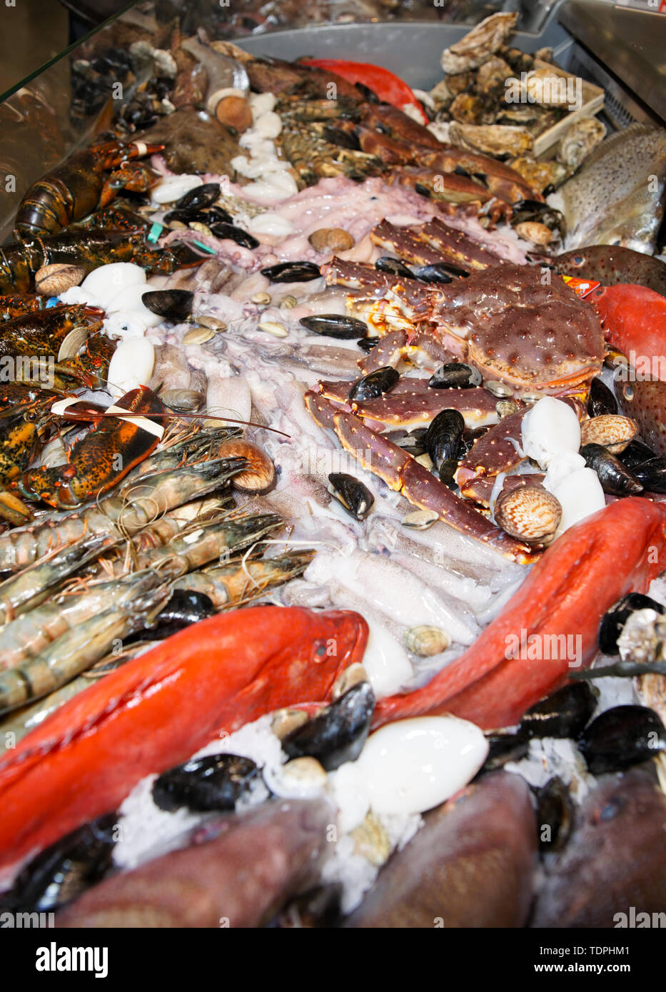 Große Auswahl an Fisch und Meeresfrüchten auf fischmarkt Anzeige Stockfoto