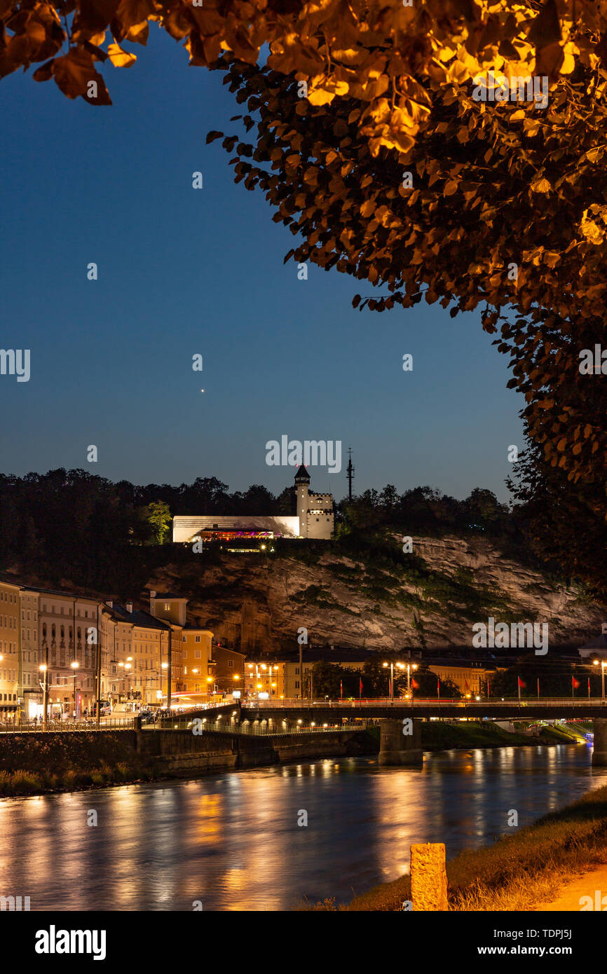Bild der Stadt Salzburg in Österreich und die Salzach in der Nacht, im Zentrum der Stadt Salzburg ist ein UNESCO-Weltkulturerbe. Stockfoto