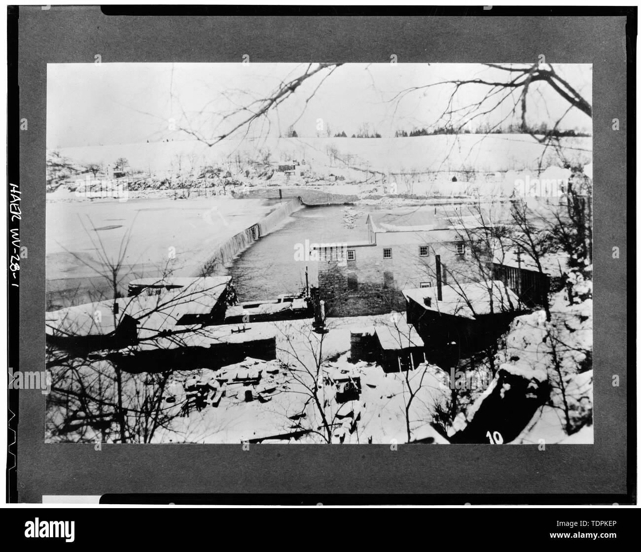 C. 1904. Blick auf HONEYWOOD MÜHLE SIEDLUNG AM DAMM 5, ursprünglich als Getreidemühle in den 1830er Jahren, umgerechnet zu einem Brei MÜHLE IM JAHRE 1880; WASSERKRAFT AUSRÜSTUNG ZUR ERZEUGUNG VON MARTINSBURG POWER COMPANY 1904. (Mit freundlicher Genehmigung des Potomac Edison Company Bibliothek (Hagerstown, MD), historische Daten, Dam Nr. 5 Auflistung) - Damm Nr. 5 Wasserkraftwerk am Potomac River, Hedgesville, Berkeley County, WV Stockfoto