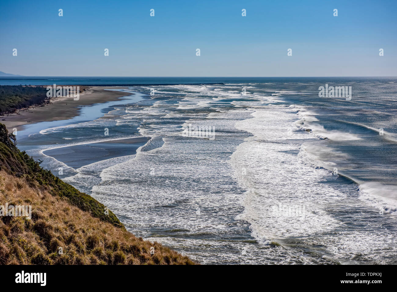 Blick nach Süden vom Kap Enttäuschung North Head Leuchtturm über die Wellen und den Strand in Richtung Norden Jetty und der Mündung des Columbia River. Stockfoto