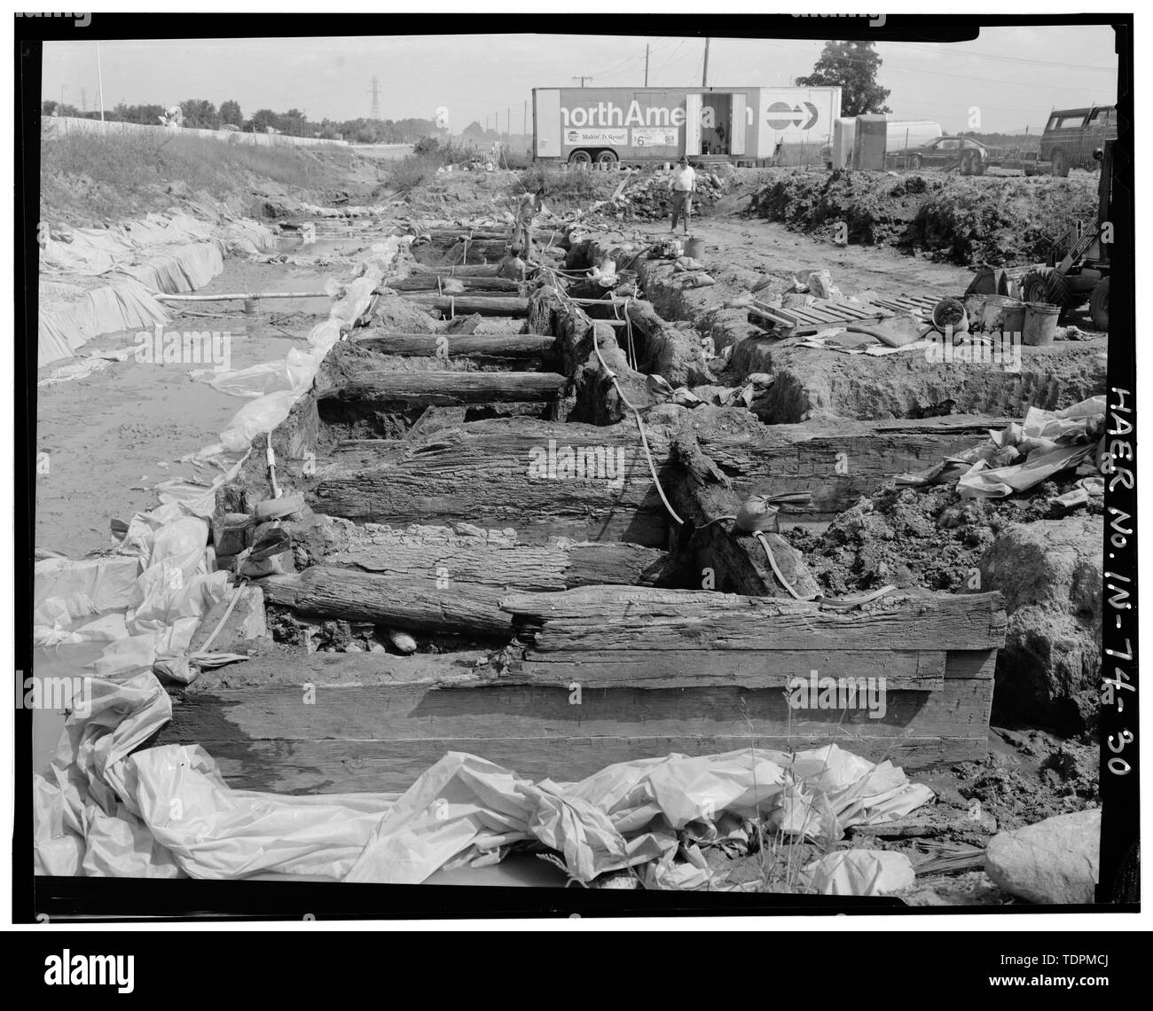 Foto Blick nach Norden von der westlichen Pool, entlang der Krippen und Kanal nach Osten Forebay. Usa 24 ist auf der linken Seite, die Archäologische Abraum Schwade ist auf der rechten Seite. - Wabash und Erie Canal, Nr. 2, 8 Meilen östlich von Fort Wayne, neben US-Route 24, New Haven, Allen County, IN Stockfoto