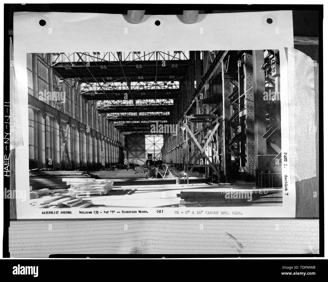 Foto von einem Foto in Besitz der Watervliet Arsenal Museum, New York. Bucht E (WESTLICHSTE BUCHT) IM BAU 1943. - Watervliet Arsenal, Gebäude Nr. 135, Gillespie Road, südlich von Parker Straße, Watervliet, Albany County, NY Stockfoto