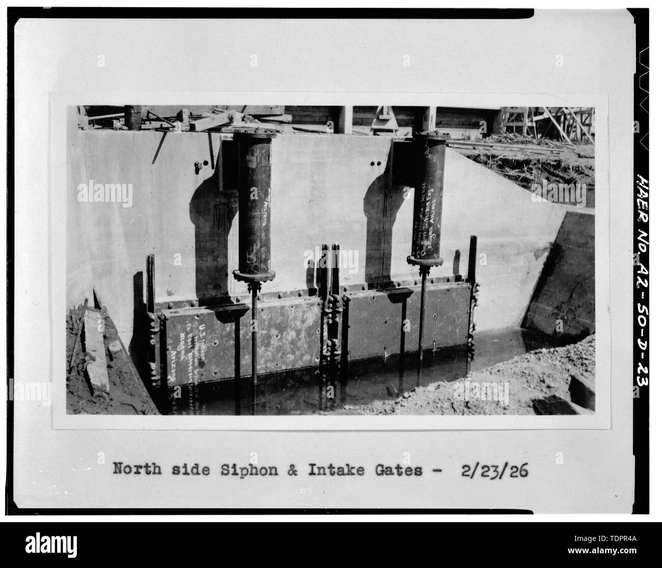 Fotografische Kopie der Fotographie. (Quelle - US-Ministerium des Innern. Büro für Indianische Angelegenheiten. Indische Bewässerung Service. Jahresbericht, Geschäftsjahr 1926. Bd. I, Narrative und Fotografien, RG 75, Eintrag 655, Box 29, National Archives, Washington, DC.) Fotograf unbekannt, SACATON DAM, NORDSEITE SIPHON UND EINLASS TORE, 2-23-26 - San Carlos Bewässerungsprojekt, sacaton Damm und Brücke, Gila River, T4S R6E S 12-13, Coolidge, Pinal County, AZ Stockfoto