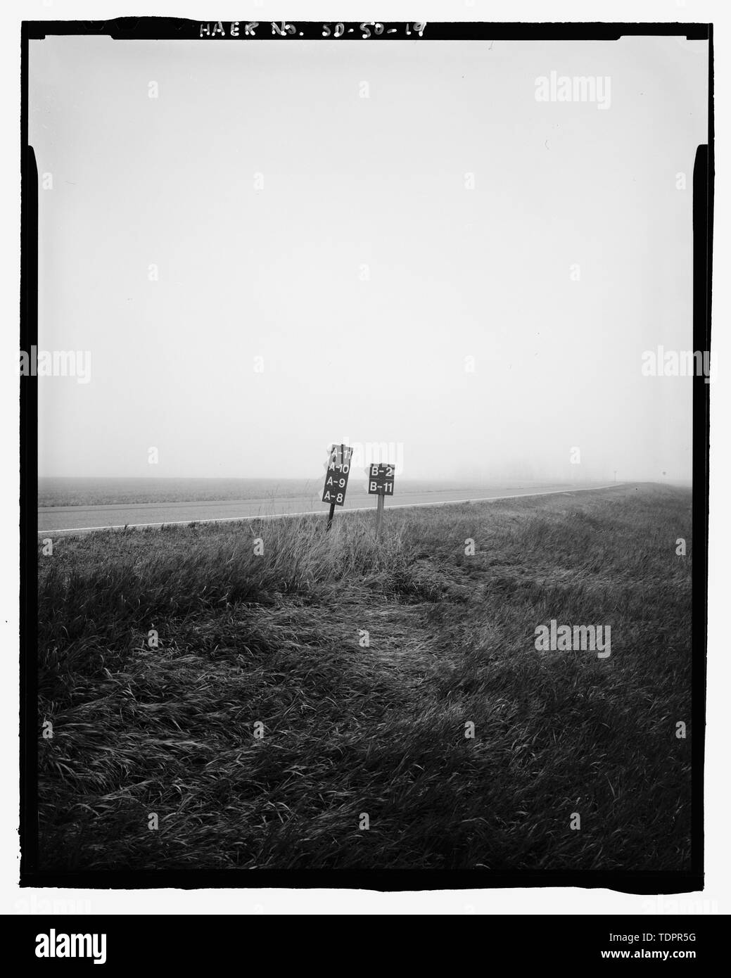 Fotografische Kopie von Foto (Ca. 1962, original Drucken im Besitz von Peter Kiewit Söhne Co., Omaha, Nebraska) Fotograf unbekannt. Verkehrszeichen für Alpha Flight Launch Facility Seiten 8-11 und Bravo Flight Launch Facility Seiten 2 und 11 - Ellsworth Air Force Base, Delta Flug, 10 km Radius um Exit 127 off Interstate 90, Innenraum, Jackson County, SD; Hess, Roise und Unternehmen, Auftragnehmer; Wegman-French, Lysa, Sender; Lyon, Robert, Fotograf; Lauber, John W, Historiker Stockfoto