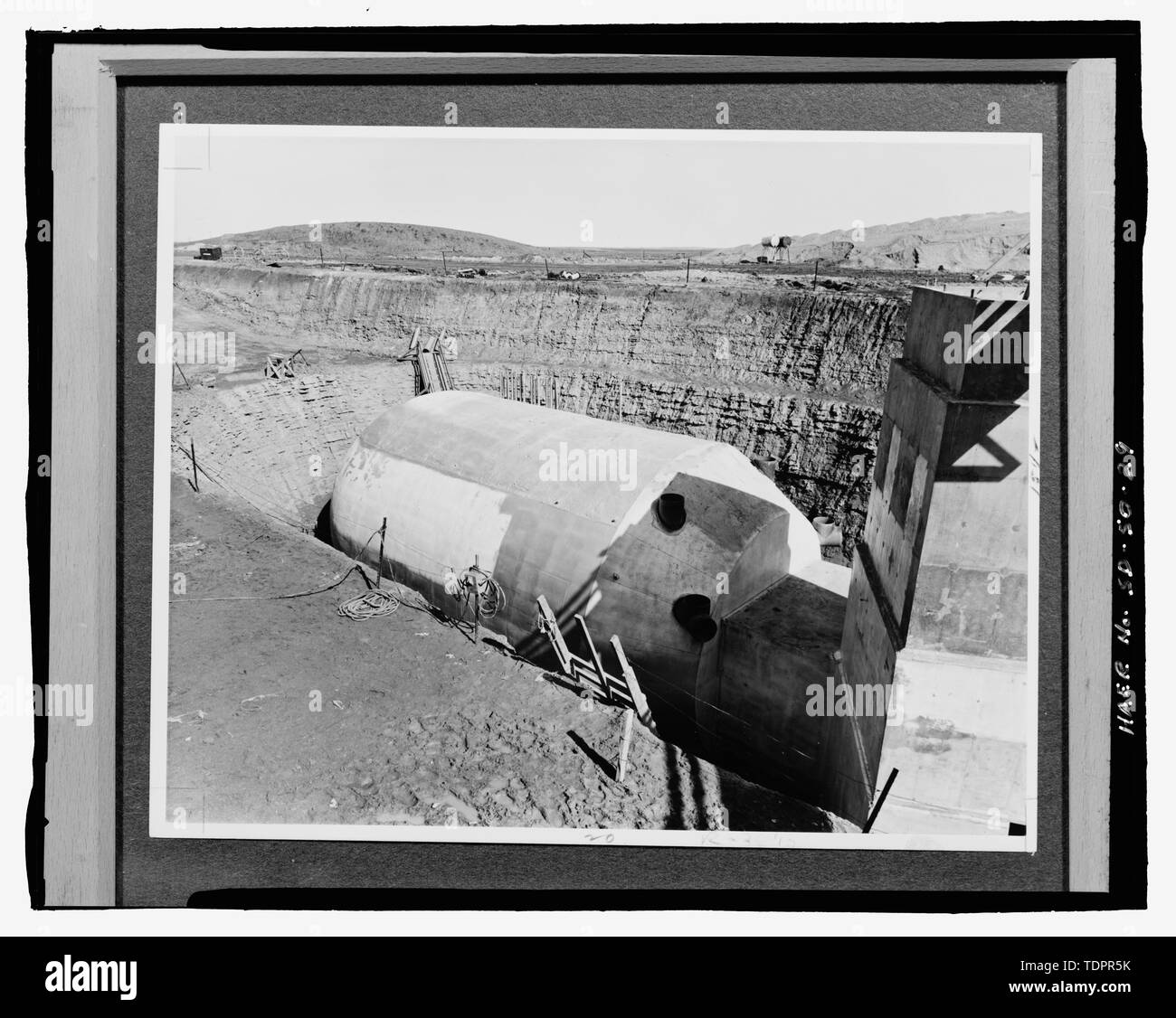 Fotografische Kopie von Foto (Ca. 1962, original Drucken im Besitz von Peter Kiewit Söhne Co., Omaha, Nebraska) Fotograf unbekannt. Blick auf ei der Launch Control Center und Aufzugschacht, Formen entfernt - Ellsworth Air Force Base, Delta Flug, 10 km Radius um Exit 127 off Interstate 90, Innenraum, Jackson County, SD; Hess, Roise und Unternehmen, Auftragnehmer; Wegman-French, Lysa, Sender; Lyon, Robert, Fotograf; Lauber, John W, Historiker Stockfoto