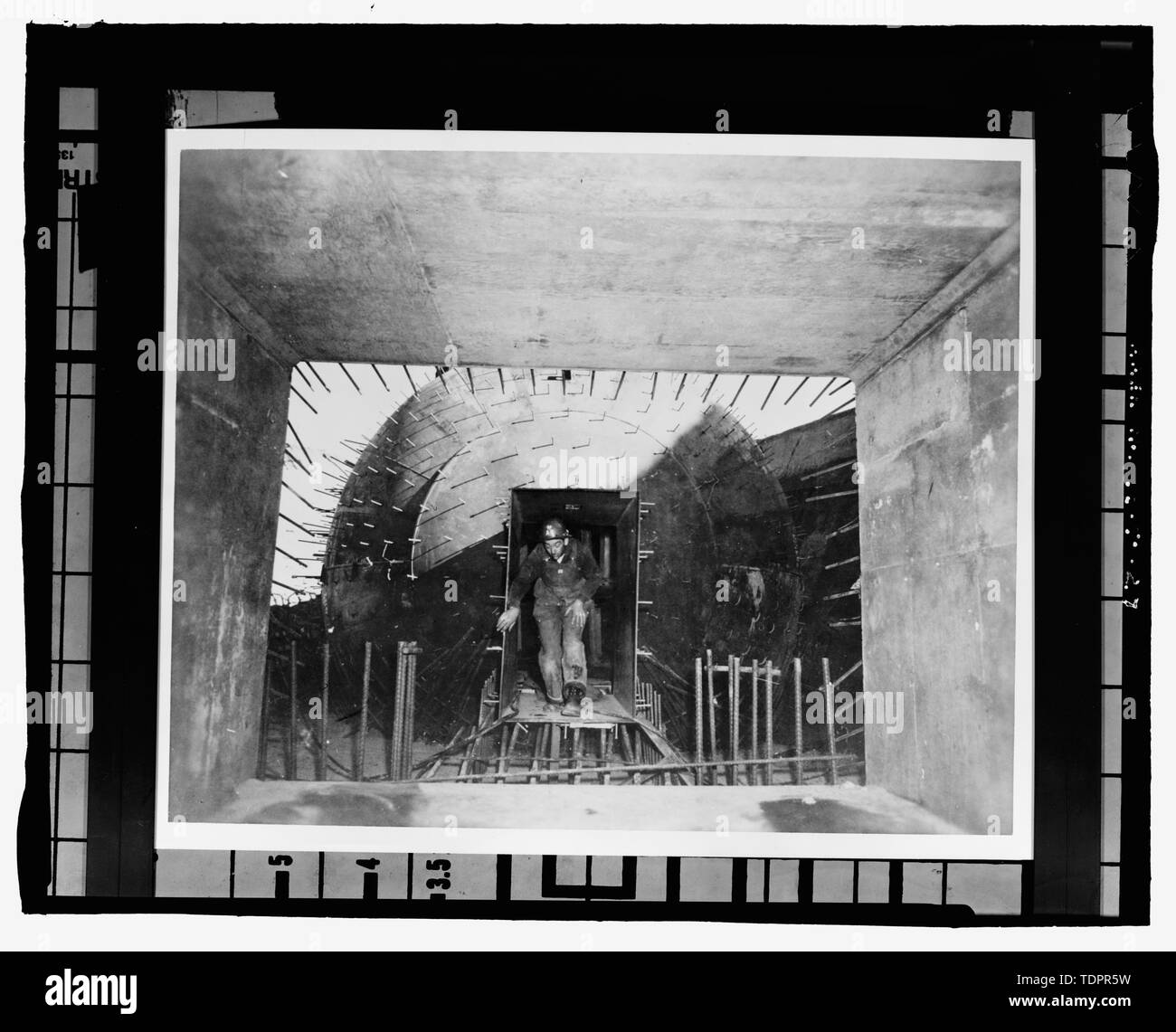 Fotografische Kopie von Foto (Ca. 1962, original Drucken im Besitz von Peter Kiewit Söhne Co., Omaha, Nebraska) Fotograf unbekannt. Der Übergang vom Aufzug Welle zu Ei von Launch Control Center - Ellsworth Air Force Base, Delta Flug, 10 km Radius um Exit 127 off Interstate 90, Innenraum, Jackson County, SD; Hess, Roise und Unternehmen, Auftragnehmer; Wegman-French, Lysa, Sender; Lyon, Robert, Fotograf; Lauber, John W, Historiker Stockfoto