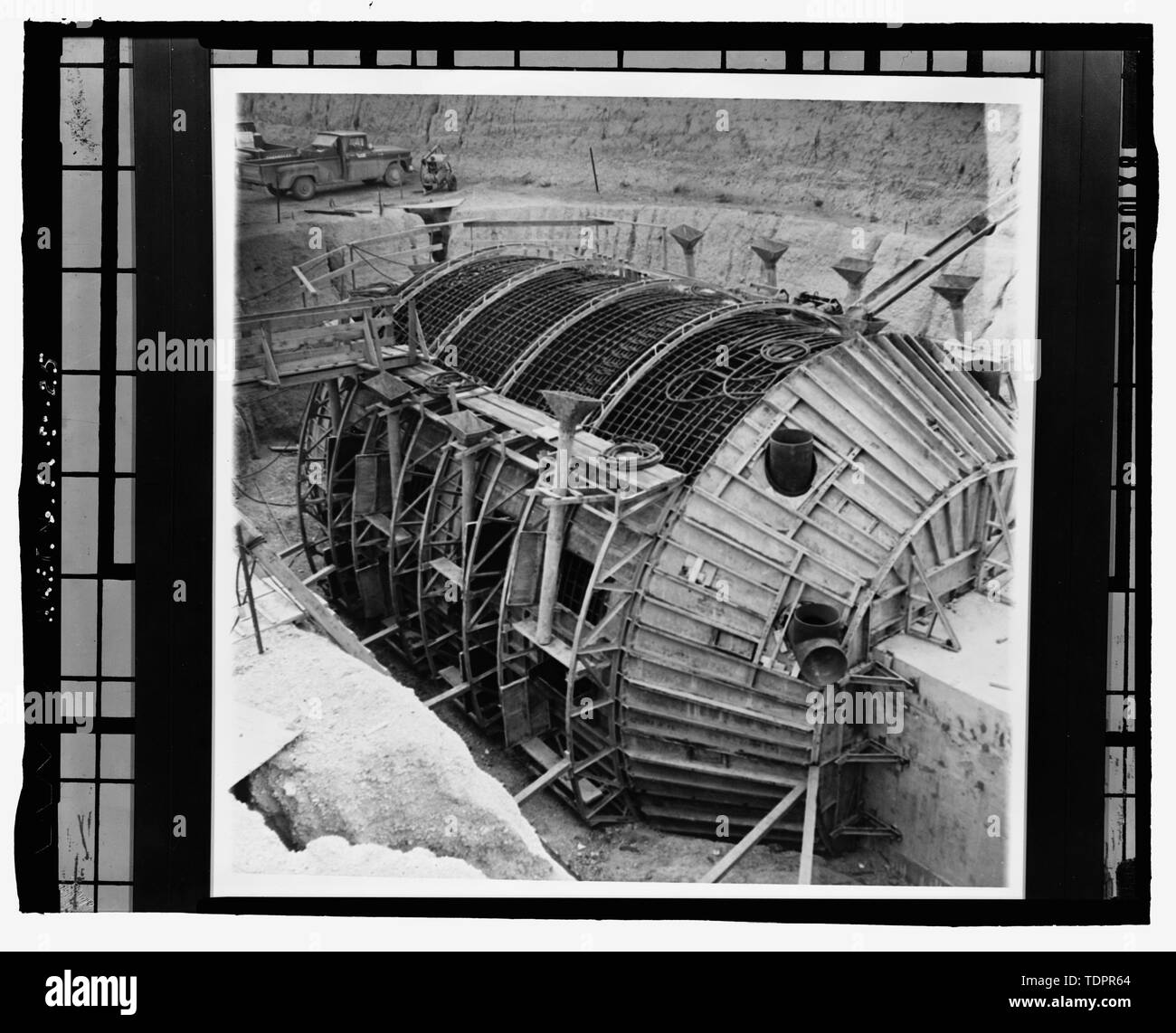 Fotografische Kopie von Foto (Ca. 1962, original Drucken im Besitz von Peter Kiewit Söhne Co., Omaha, Nebraska) Fotograf unbekannt. Blick vom Verstärken von Stahl und Formulare für das Ei des Launch Control Center, Lüftungsschlitze - Ellsworth Air Force Base, Delta Flug, 10 km Radius um Exit 127 off Interstate 90, Innenraum, Jackson County, SD; Hess, Roise und Unternehmen, Auftragnehmer; Wegman-French, Lysa, Sender; Lyon, Robert, Fotograf; Lauber, John W, Historiker Stockfoto