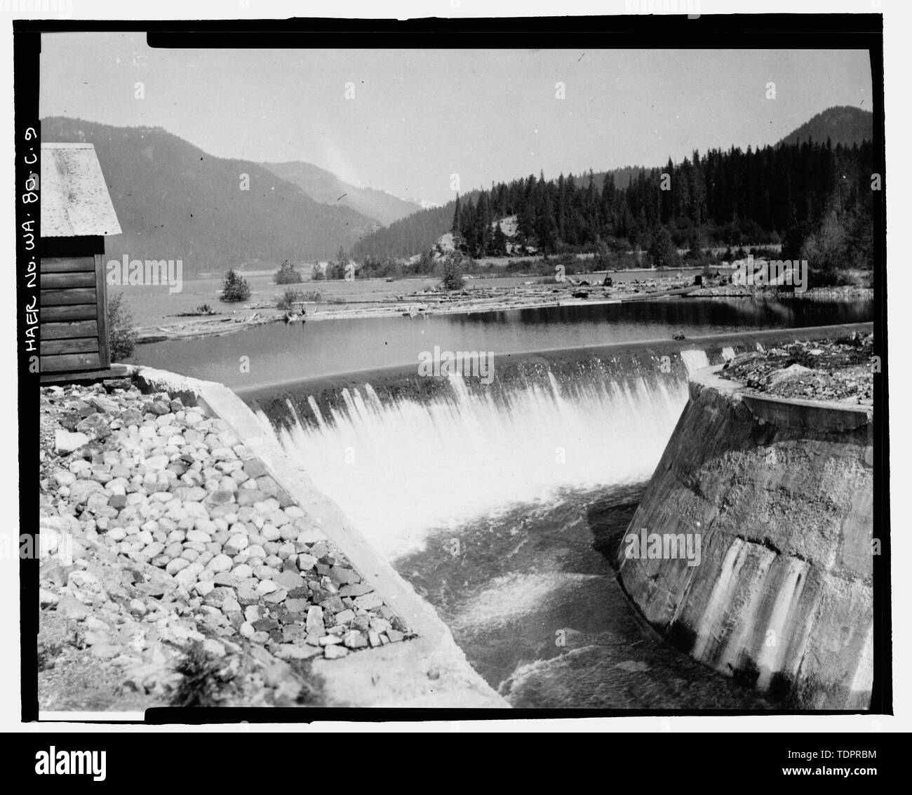 Fotografische Kopie von Foto, J.S.Moore, Fotograf, 11. Juni 1938 (Original drucken bei US-Büro der Reklamation oberen Columbia Bereich Büro, Yakima, im Bundesstaat Washington). Teil der Kamm des Kecchelus Dam spillway und am oberen Ende des Konkreten gesäumten Kanal. - Keechelus Dam Spillway, Yakim Fluss, 10 km nordwestlich von Easton, Easton, Kittitas County, WA; US-Büro der Reklamation; Fraserdesign, Auftragnehmer; Louter, David, Sender; Fraser, Clayton B, Fotograf; Wilson, J Thomas, Fotograf Stockfoto