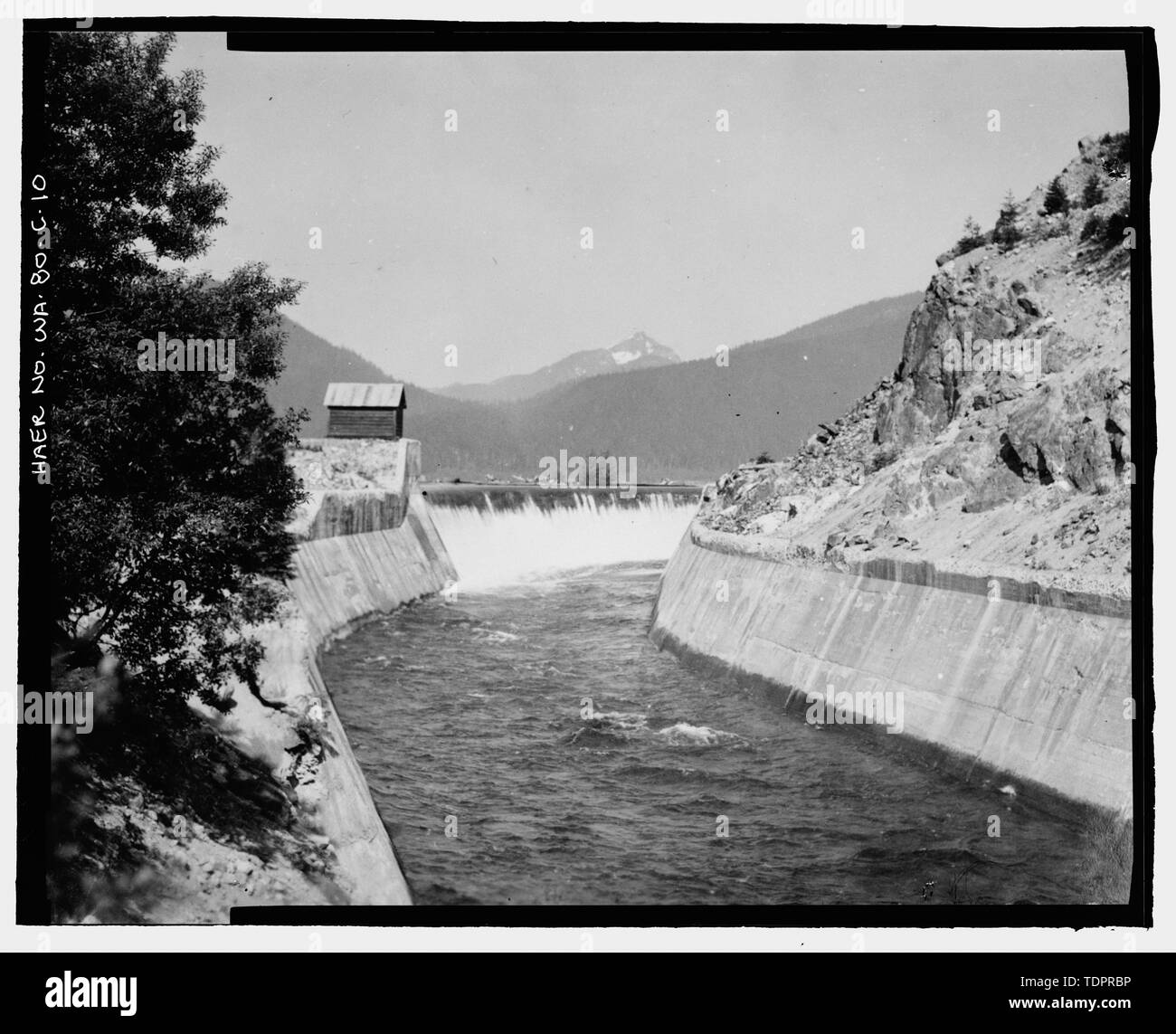 Fotografische Kopie von Foto, J.S.Moore, Fotograf, 11. Juni 1938 (Original drucken bei US-Büro der Reklamation oberen Columbia Bereich Büro, Yakima, im Bundesstaat Washington). Blick auf einen Teil der abflußkanal Crest und ausgekleidet Teil der abflußkanal Kanal bei Keechelus Dam. - Keechelus Dam Spillway, Yakim Fluss, 10 km nordwestlich von Easton, Easton, Kittitas County, WA; US-Büro der Reklamation; Fraserdesign, Auftragnehmer; Louter, David, Sender; Fraser, Clayton B, Fotograf; Wilson, J Thomas, Fotograf Stockfoto