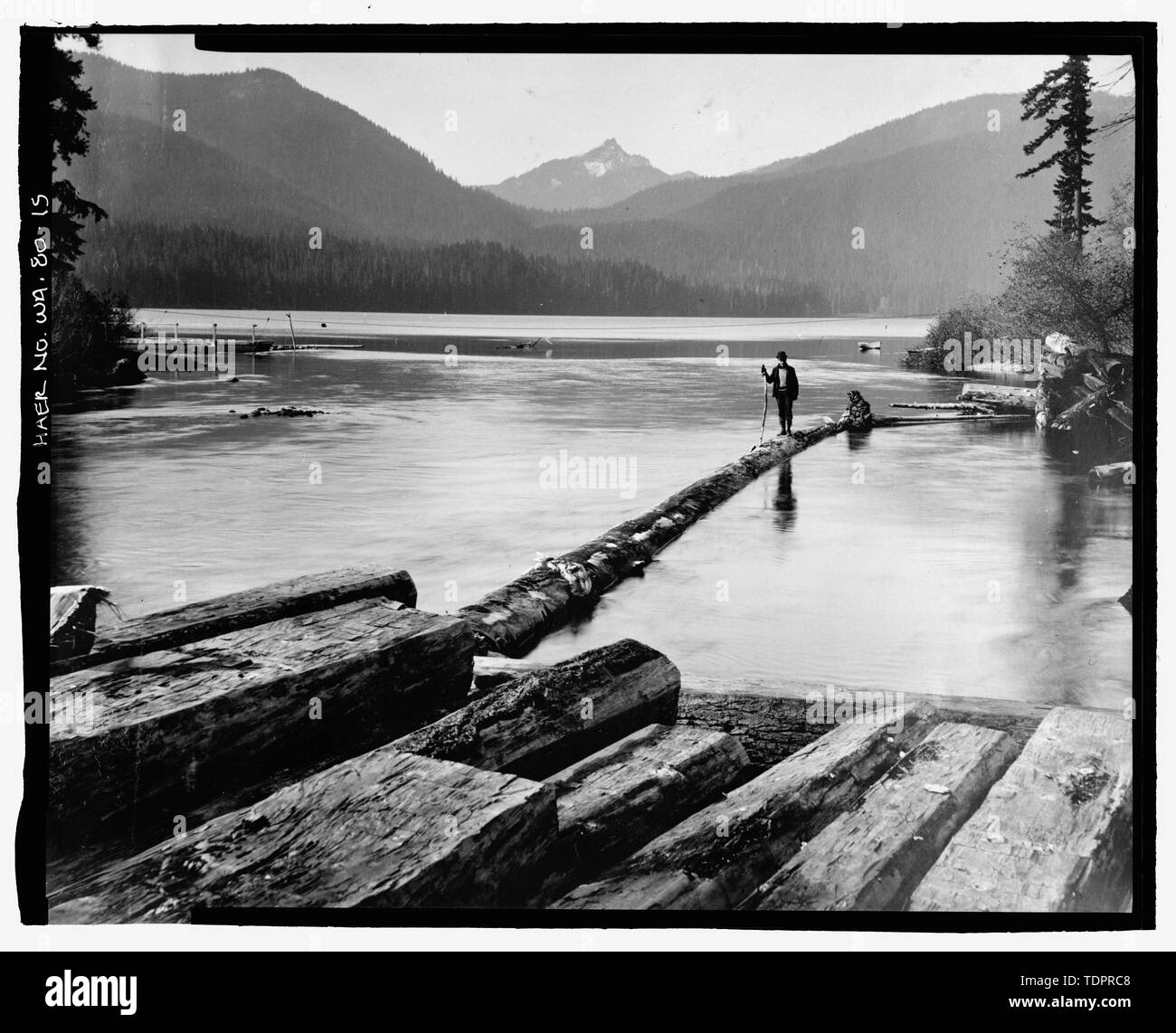 Fotografische Kopie von Foto, W. J. Lubken, Fotograf, 30. Oktober 1905 (Original drucken bei US-Büro der Reklamation oberen Columbia Bereich Büro, Yakima, im Bundesstaat Washington). Ansicht der Auslass der Keechelus Lake, Washington. - Keechelus Dam, Yakima Fluss, 10 km nordwestlich von Easton, Easton, Kittitas County, WA; US-Büro der Reklamation; Edel, T A; Charles, L J; Swigart, Charles H; Baldwin, E H; Crownover, C E; Fraserdesign, Auftragnehmer; Louter, David, Sender; Fraser, Clayton B, Fotograf Stockfoto