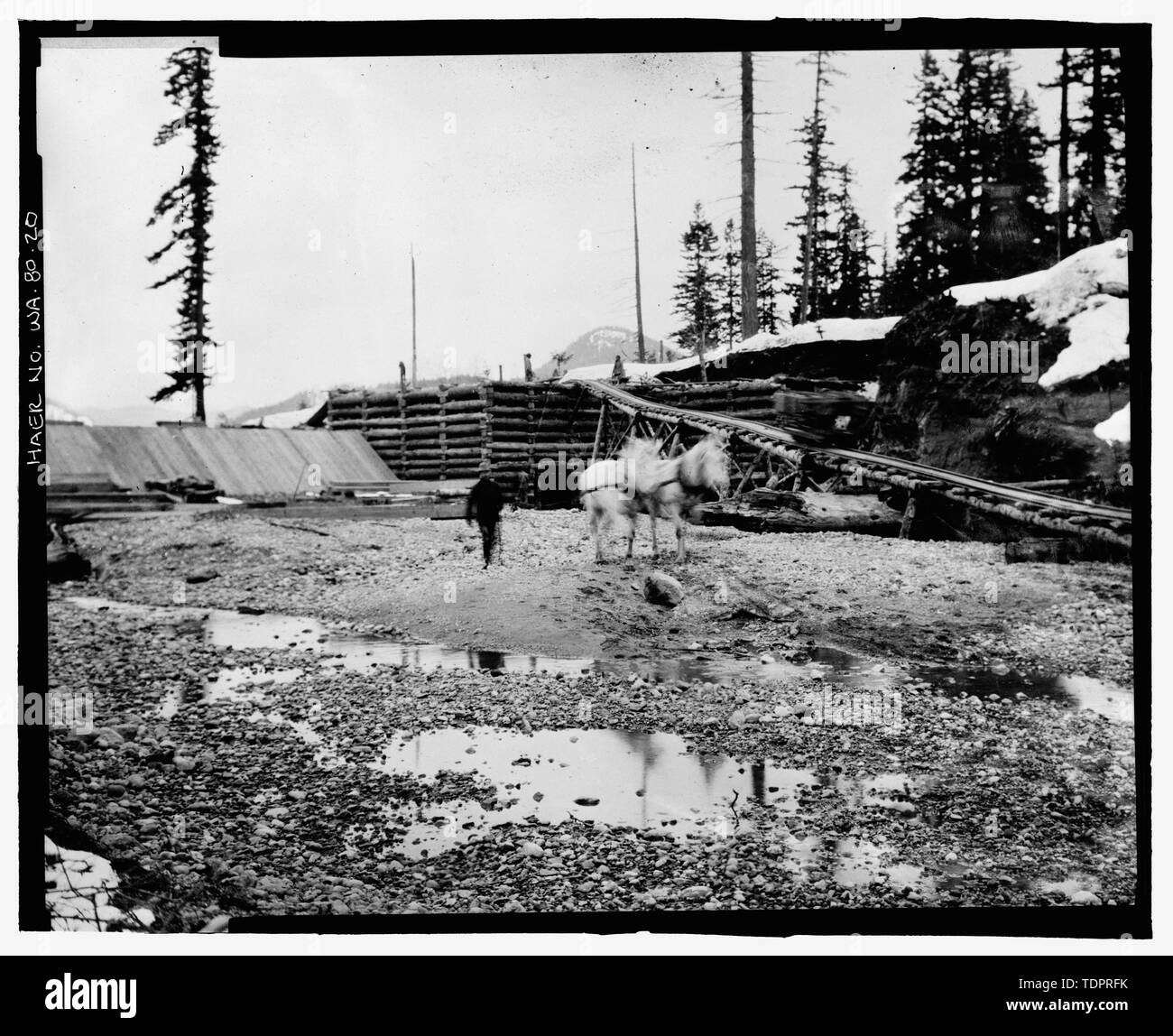 Fotografische Kopie von Foto, Fotograf unbekannt, 12. März 1907 (original Drucken bei US-Büro der Reklamation oberen Columbia Bereich Büro, Yakima, im Bundesstaat Washington). Keechelus Krippe-damm. Vor der Suche von unten Dam; zeigen Pferde schleppen Auto oben Bock nach Osten Widerlager. Abgeschlossen Schürze auf der linken Seite. - Keechelus Dam, Yakima Fluss, 10 km nordwestlich von Easton, Easton, Kittitas County, WA; US-Büro der Reklamation; Edel, T A; Charles, L J; Swigart, Charles H; Baldwin, E H; Crownover, C E; Fraserdesign, Auftragnehmer; Louter, David, Sender; Fraser, Clayton B, Fotograf Stockfoto