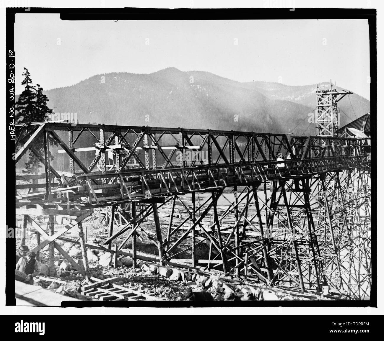 Fotografische Kopie von Foto, Fotograf unbekannt, 12. November 1916 (original Drucken bei US-Büro der Reklamation oberen Columbia Bereich Büro, Yakima, im Bundesstaat Washington). Bridge-Damm zu Gate Tower. - Keechelus Dam, Outlet Turm, Yakim Fluss, 10 km nordwestlich von Easton, Easton, Kittitas County, WA; US-Büro der Reklamation; Fraserdesigns, Auftragnehmer; Louter, David, Sender; Fraser, Clayton B, Fotograf; Wilson, J Thomas, Fotograf Stockfoto
