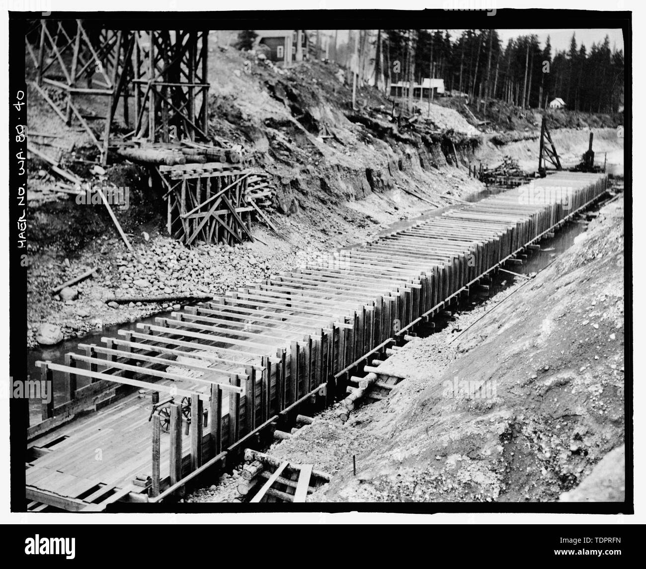 Fotografische Kopie von Foto, Fotograf unbekannt, 14. Mai 1915 (original Drucken bei US-Büro der Reklamation oberen Columbia Bereich Büro, Yakima, im Bundesstaat Washington). Abzweigung flume, Aussicht nach unten. - Keechelus Dam, Yakima Fluss, 10 km nordwestlich von Easton, Easton, Kittitas County, WA; US-Büro der Reklamation; Edel, T A; Charles, L J; Swigart, Charles H; Baldwin, E H; Crownover, C E; Fraserdesign, Auftragnehmer; Louter, David, Sender; Fraser, Clayton B, Fotograf Stockfoto