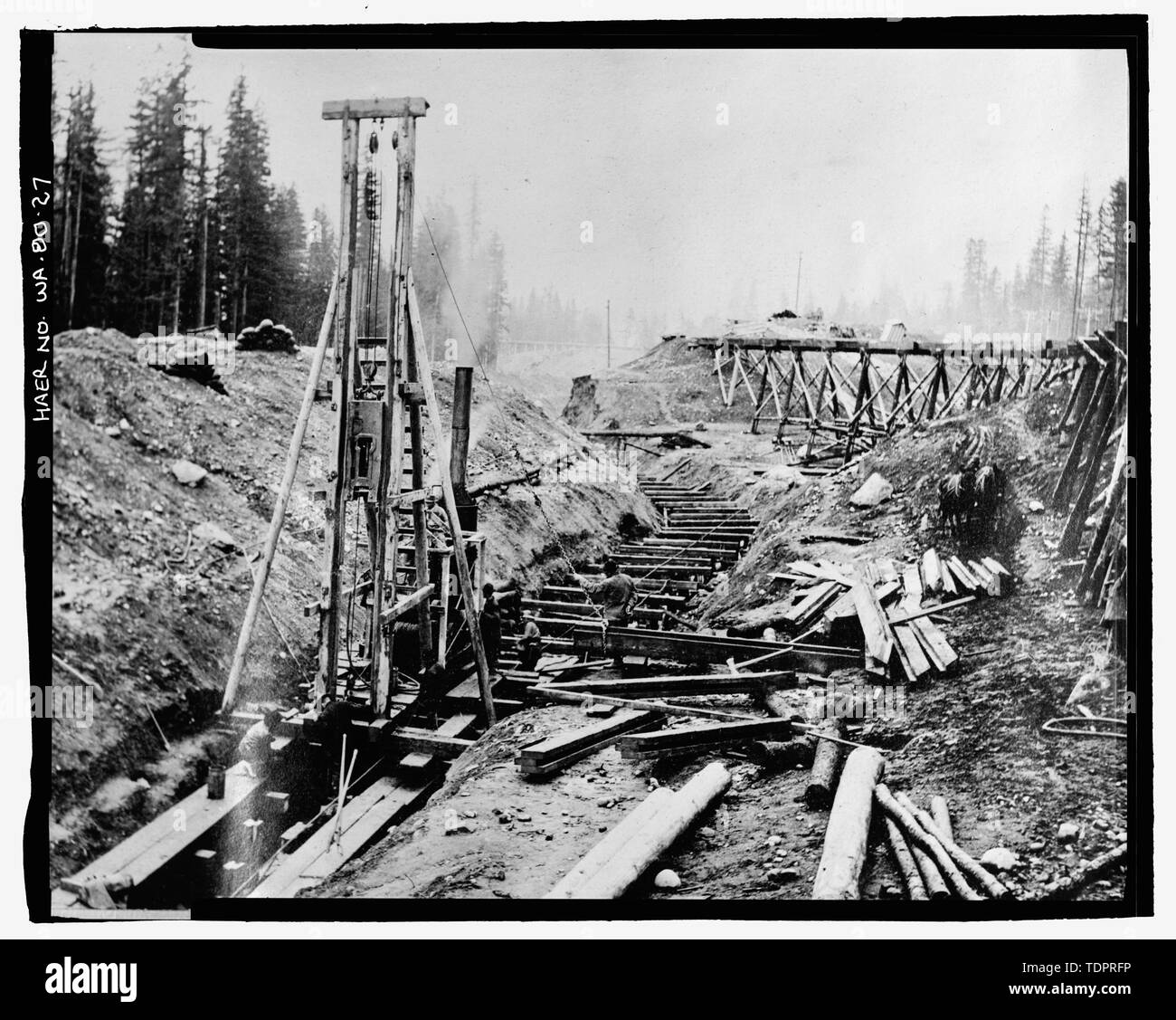 Fotografische Kopie von Foto, Fotograf unbekannt, 15. Oktober 1913 (Original drucken bei US-Büro der Reklamation oberen Columbia Bereich Büro, Yakima, im Bundesstaat Washington). Ramme fahren Piling für Core-Wand. Bewegen für den nächsten Stapel. - Keechelus Dam, Yakima Fluss, 10 km nordwestlich von Easton, Easton, Kittitas County, WA; US-Büro der Reklamation; Edel, T A; Charles, L J; Swigart, Charles H; Baldwin, E H; Crownover, C E; Fraserdesign, Auftragnehmer; Louter, David, Sender; Fraser, Clayton B, Fotograf Stockfoto