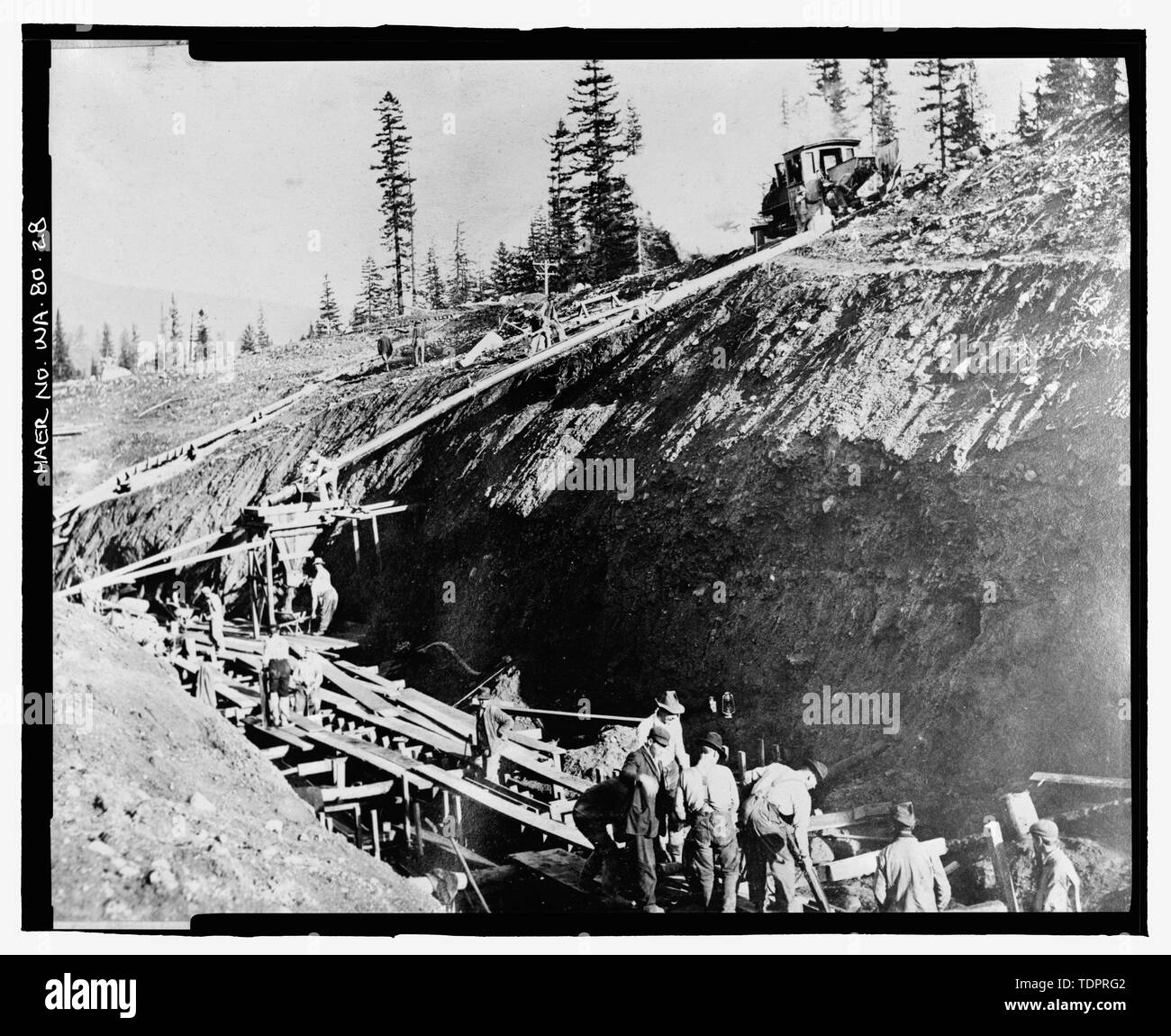 Fotografische Kopie von Foto, Fotograf unbekannt, 15. Oktober 1913 (Original drucken bei US-Büro der Reklamation oberen Columbia Bereich Büro, Yakima, im Bundesstaat Washington). Das Setzen von Beton in Core-Wand aus Beton Autos, die auf dem Bock. - Keechelus Dam, Yakima Fluss, 10 km nordwestlich von Easton, Easton, Kittitas County, WA; US-Büro der Reklamation; Edel, T A; Charles, L J; Swigart, Charles H; Baldwin, E H; Crownover, C E; Fraserdesign, Auftragnehmer; Louter, David, Sender; Fraser, Clayton B, Fotograf Stockfoto