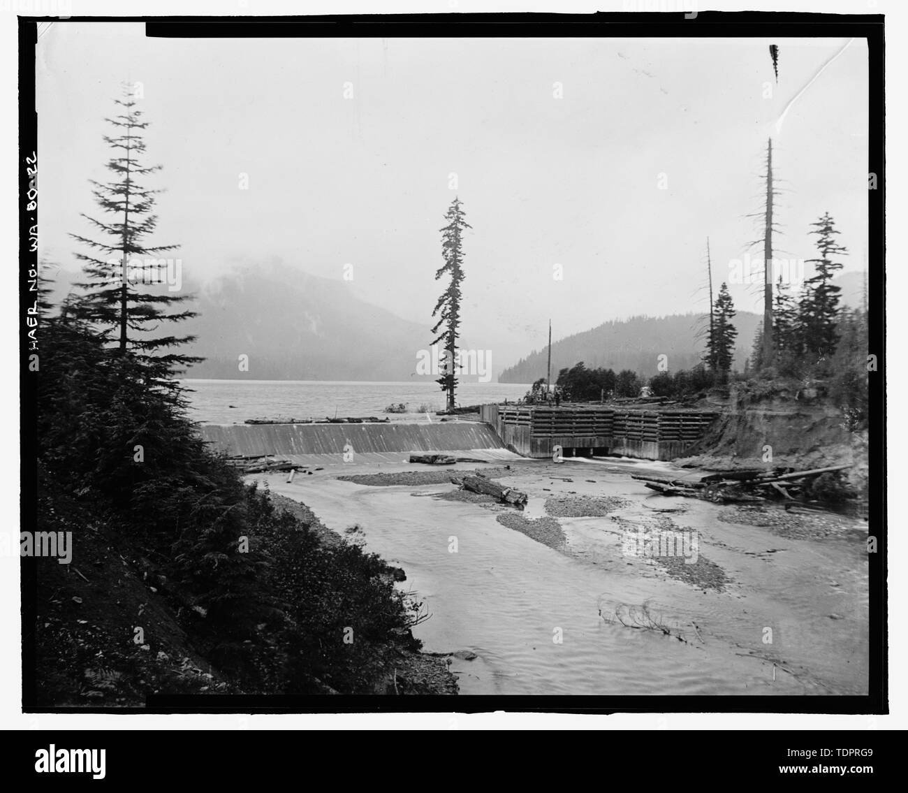 Fotografische Kopie von Foto, Fotograf unbekannt, 17. August 1907 (original Drucken bei US-Büro der Reklamation oberen Columbia Bereich Büro, Yakima, im Bundesstaat Washington). Keechelus Krippe-damm. Blick Dam von der rechten Seite des Flusses, die hinteren Gesicht und Schürze von Dam. - Keechelus Dam, Yakima Fluss, 10 km nordwestlich von Easton, Easton, Kittitas County, WA; US-Büro der Reklamation; Edel, T A; Charles, L J; Swigart, Charles H; Baldwin, E H; Crownover, C E; Fraserdesign, Auftragnehmer; Louter, David, Sender; Fraser, Clayton B, Fotograf Stockfoto