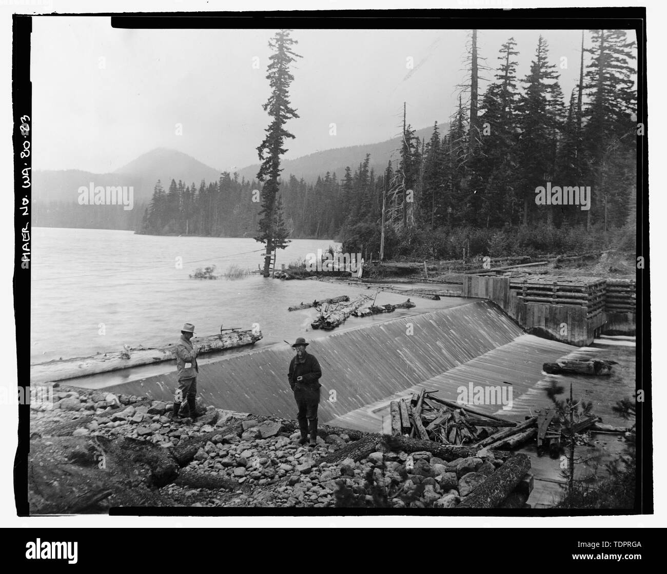 Fotografische Kopie von Foto, Fotograf unbekannt, 17. August 1907 (original Drucken bei US-Büro der Reklamation oberen Columbia Bereich Büro, Yakima, im Bundesstaat Washington). Blick über den Dam von der rechten Bank angezeigt. Herr Jacobs und Wächter Hansen im Vordergrund. - Keechelus Dam, Yakima Fluss, 10 km nordwestlich von Easton, Easton, Kittitas County, WA; US-Büro der Reklamation; Edel, T A; Charles, L J; Swigart, Charles H; Baldwin, E H; Crownover, C E; Fraserdesign, Auftragnehmer; Louter, David, Sender; Fraser, Clayton B, Fotograf Stockfoto