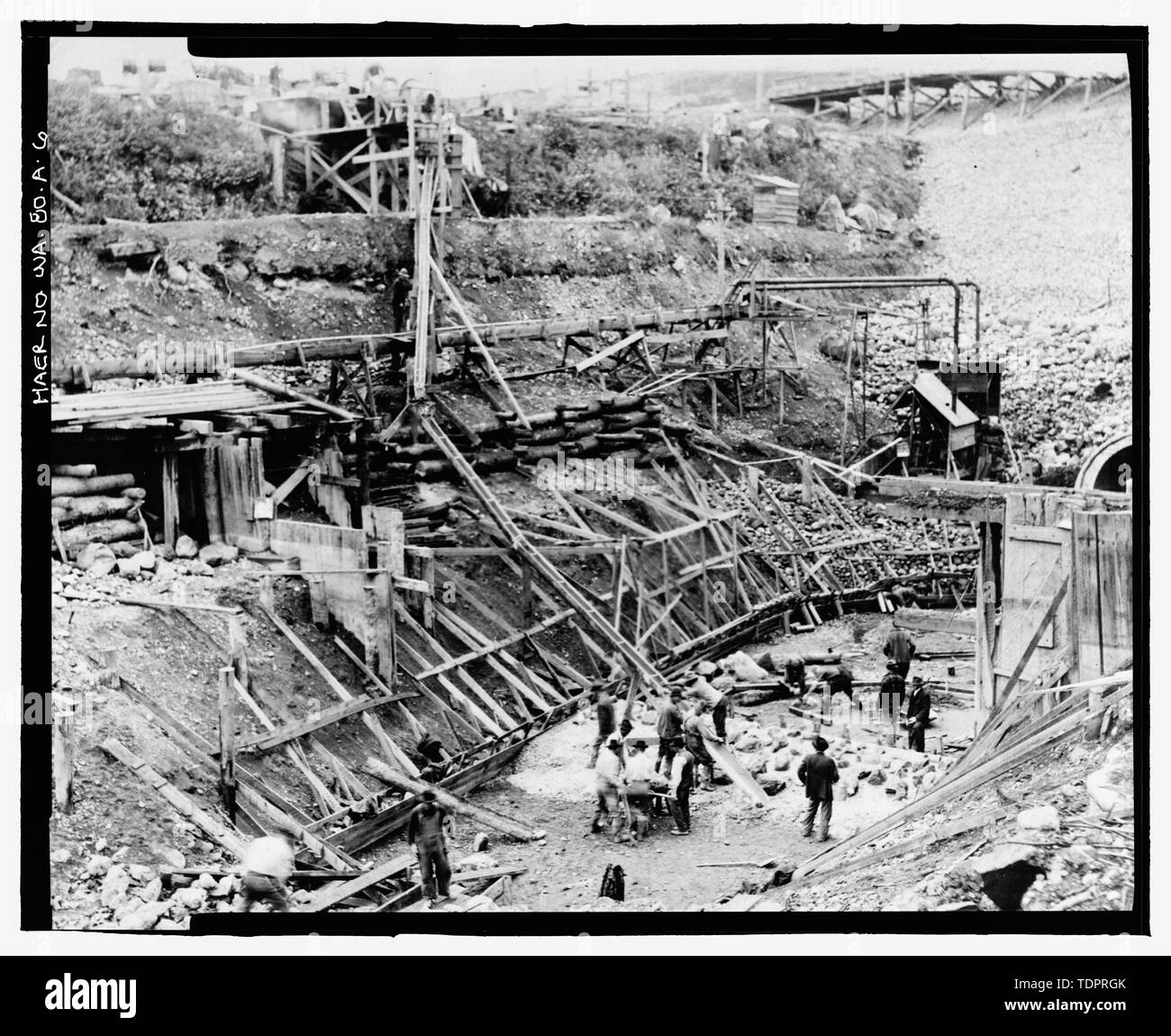 Fotografische Kopie von Foto, Fotograf unbekannt, 18. September 1916 (original Drucken bei US-Büro der Reklamation oberen Columbia Bereich Büro, Yakima, im Bundesstaat Washington). Platzieren von Bauschutt Beton in beruhigens Becken. - Keechelus Dam, Auslass kanal, Yakim Fluss, 10 km nordwestlich von Easton, Easton, Kittitas County, WA; Fraserdesign, Auftragnehmer; Fraser, Clayton B, Fotograf; Wilson, J Thomas, Fotograf Stockfoto