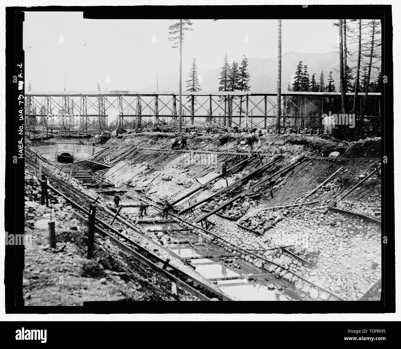 Fotografische Kopie von Foto, Fotograf unbekannt, 1912 (Original drucken bei US-Büro der Reklamation oberen Columbia Bereich Büro, Yakima, im Bundesstaat Washington). Verkleidung des OUTLET TUNNEL (unterhalb der Staumauer) - kachess Dam, Outlet Channel, kachess Fluss, 1,5 Meilen nördlich der Interstate 90, Easton, Kittitas County, WA; Avery, Christine, Sender Stockfoto