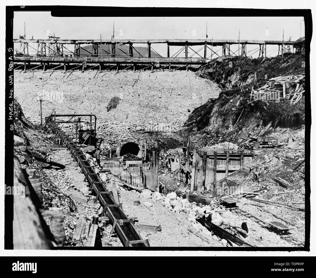 Fotografische Kopie von Foto, Fotograf unbekannt, 2. September 1916 (original Drucken bei US-Büro der Reklamation oberen Columbia Bereich Büro, Yakima, im Bundesstaat Washington). Ausgrabungen von Kanal unten Conduit. Beruhigens Becken. - Keechelus Dam, Auslass kanal, Yakim Fluss, 10 km nordwestlich von Easton, Easton, Kittitas County, WA; Fraserdesign, Auftragnehmer; Fraser, Clayton B, Fotograf; Wilson, J Thomas, Fotograf Stockfoto