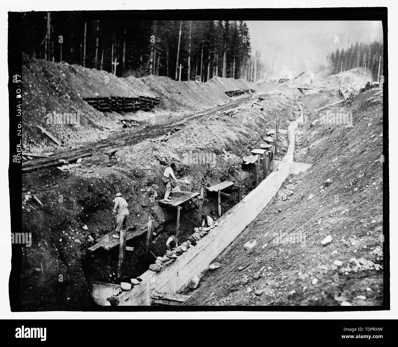 Fotografische Kopie von Foto, Fotograf unbekannt, 20. Oktober 1914 (Original drucken bei US-Büro der Reklamation oberen Columbia Bereich Büro, Yakima, im Bundesstaat Washington). Abgeschlossene corewall auf North dam. - Keechelus Dam, Yakima Fluss, 10 km nordwestlich von Easton, Easton, Kittitas County, WA; US-Büro der Reklamation; Edel, T A; Charles, L J; Swigart, Charles H; Baldwin, E H; Crownover, C E; Fraserdesign, Auftragnehmer; Louter, David, Sender; Fraser, Clayton B, Fotograf Stockfoto