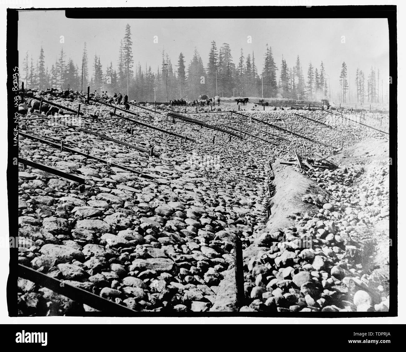 Fotografische Kopie von Foto, Fotograf unbekannt, 25. August 1914 (original Drucken bei US-Büro der Reklamation oberen Columbia Bereich Büro, Yakima, im Bundesstaat Washington). In der Nähe von der Pflasterung am oberen Hang von Damm an Station 40. - Keechelus Dam, Yakima Fluss, 10 km nordwestlich von Easton, Easton, Kittitas County, WA; US-Büro der Reklamation; Edel, T A; Charles, L J; Swigart, Charles H; Baldwin, E H; Crownover, C E; Fraserdesign, Auftragnehmer; Louter, David, Sender; Fraser, Clayton B, Fotograf Stockfoto