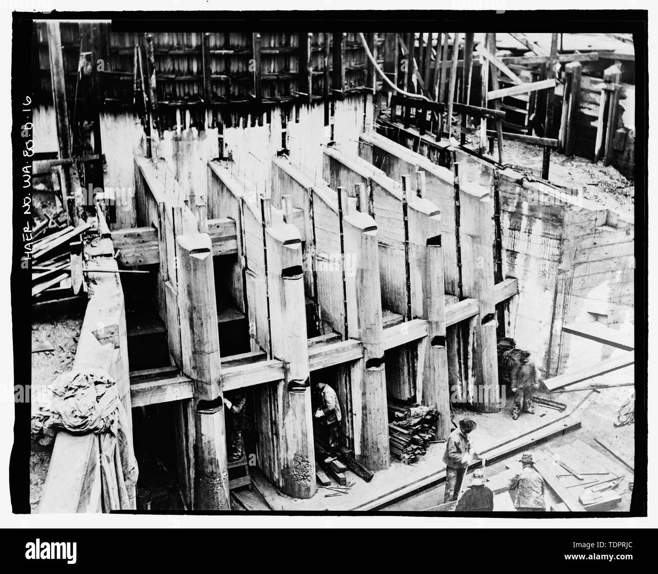 Fotografische Kopie von Foto, Fotograf unbekannt, 25. Oktober 1915 (Original drucken bei US-Büro der Reklamation oberen Columbia Bereich Büro, Yakima, im Bundesstaat Washington). Vordere Pfeiler von Gate Tower. - Keechelus Dam, Outlet Turm, Yakim Fluss, 10 km nordwestlich von Easton, Easton, Kittitas County, WA; US-Büro der Reklamation; Fraserdesigns, Auftragnehmer; Louter, David, Sender; Fraser, Clayton B, Fotograf; Wilson, J Thomas, Fotograf Stockfoto