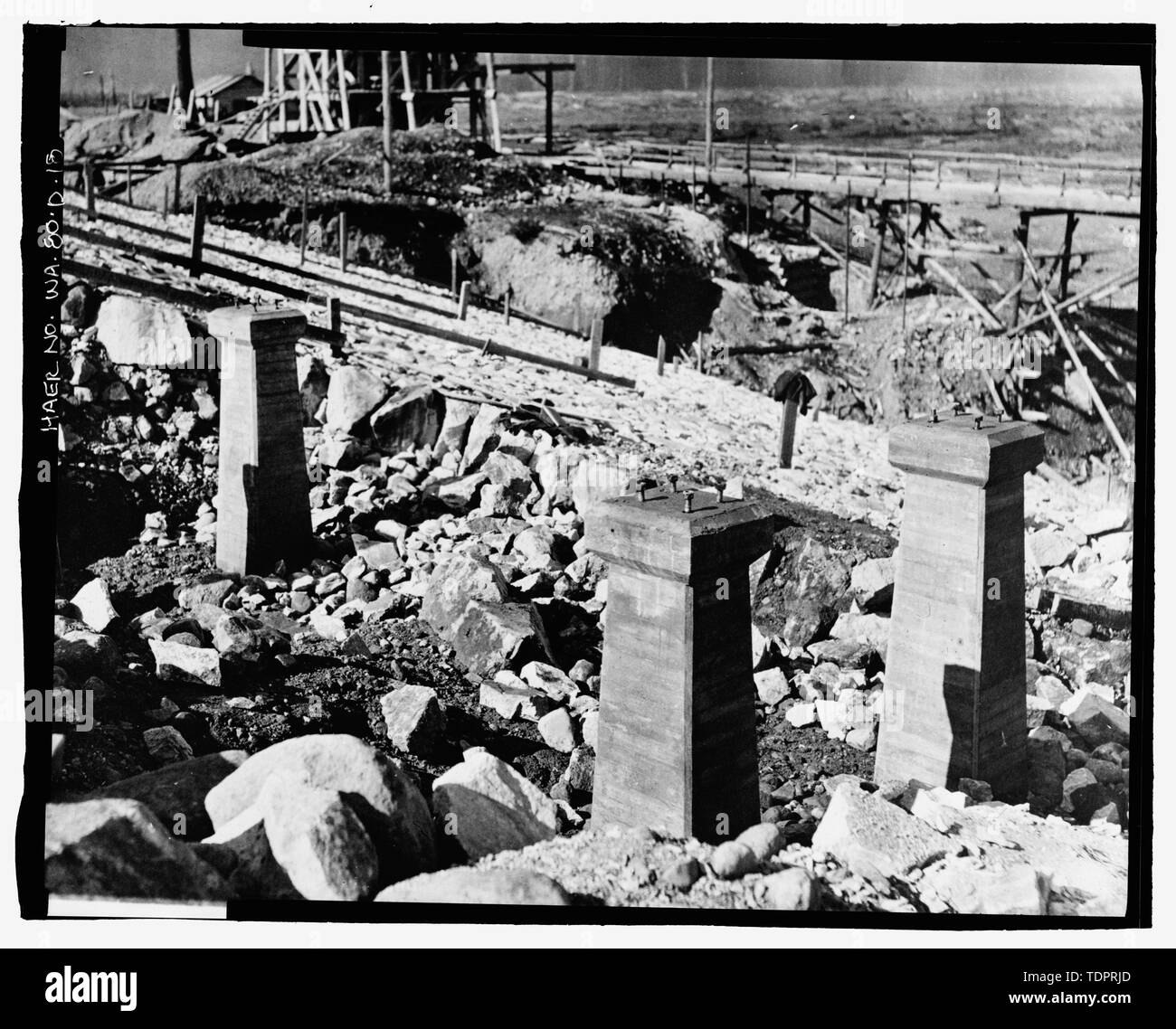Fotografische Kopie von Foto, Fotograf unbekannt, 25. Oktober 1915 (Original drucken bei US-Büro der Reklamation oberen Columbia Bereich Büro, Yakima, im Bundesstaat Washington). Piers für die Fußgängerbrücke, dam Gate Tower. - Keechelus Dam, Outlet Turm, Yakim Fluss, 10 km nordwestlich von Easton, Easton, Kittitas County, WA; US-Büro der Reklamation; Fraserdesigns, Auftragnehmer; Louter, David, Sender; Fraser, Clayton B, Fotograf; Wilson, J Thomas, Fotograf Stockfoto