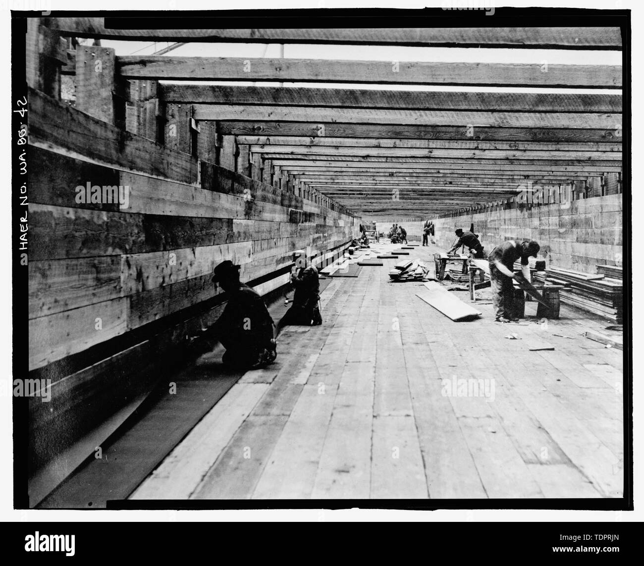 Fotografische Kopie von Foto, Fotograf unbekannt, 26. Mai 1915 (original Drucken bei US-Büro der Reklamation oberen Columbia Bereich Büro, Yakima, im Bundesstaat Washington). Festlegung der tar-Papier und Folien in der Wildwasserbahn. - Keechelus Dam, Yakima Fluss, 10 km nordwestlich von Easton, Easton, Kittitas County, WA; US-Büro der Reklamation; Edel, T A; Charles, L J; Swigart, Charles H; Baldwin, E H; Crownover, C E; Fraserdesign, Auftragnehmer; Louter, David, Sender; Fraser, Clayton B, Fotograf Stockfoto