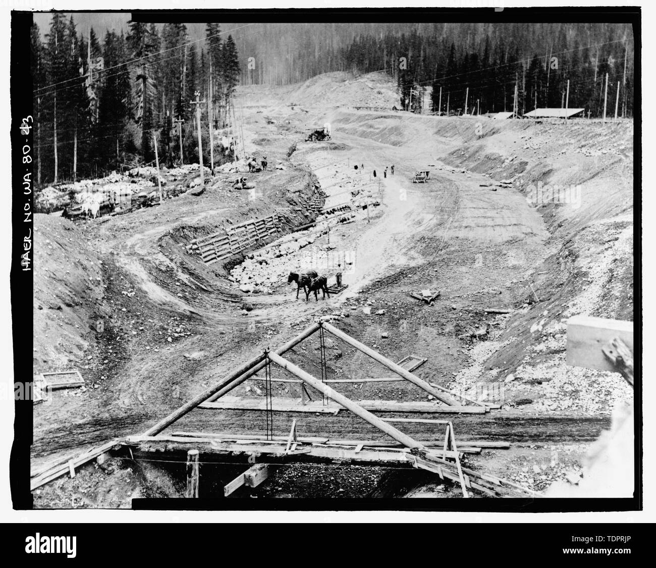 Fotografische Kopie von Foto, Fotograf unbekannt, 26. Mai 1915 (original Drucken bei US-Büro der Reklamation oberen Columbia Bereich Büro, Yakima, im Bundesstaat Washington). Fortschritt anzeigen Der bahndamm Füllen auf Norden dam. Hinweis Starten Sie zu ebnen. - Keechelus Dam, Yakima Fluss, 10 km nordwestlich von Easton, Easton, Kittitas County, WA; US-Büro der Reklamation; Edel, T A; Charles, L J; Swigart, Charles H; Baldwin, E H; Crownover, C E; Fraserdesign, Auftragnehmer; Louter, David, Sender; Fraser, Clayton B, Fotograf Stockfoto