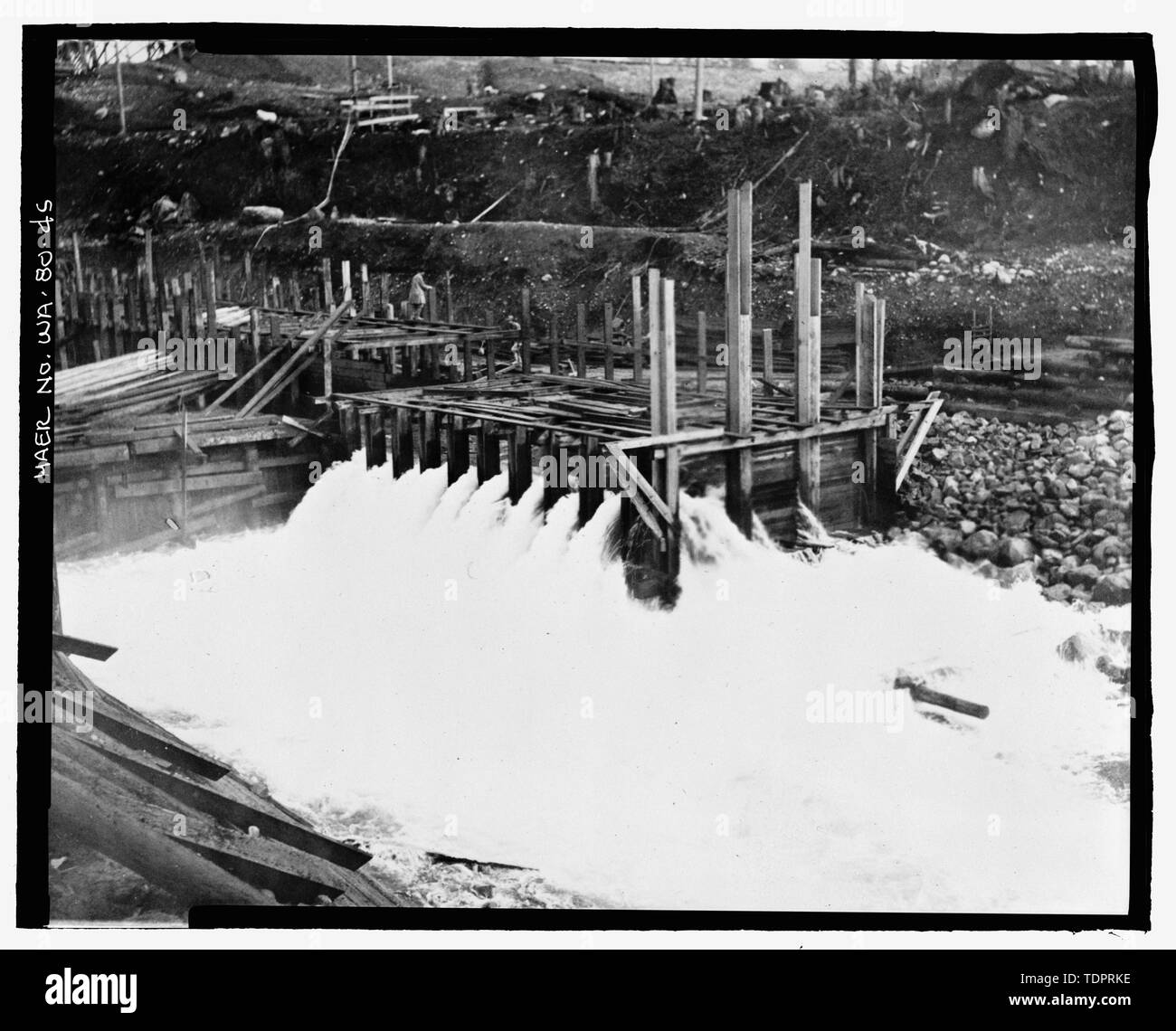 Fotografische Kopie von Foto, Fotograf unbekannt, 28. Oktober 1915 (Original drucken bei US-Büro der Reklamation oberen Columbia Bereich Büro, Yakima, im Bundesstaat Washington). Hochwasser entladen Thru flume. - Keechelus Dam, Yakima Fluss, 10 km nordwestlich von Easton, Easton, Kittitas County, WA; US-Büro der Reklamation; Edel, T A; Charles, L J; Swigart, Charles H; Baldwin, E H; Crownover, C E; Fraserdesign, Auftragnehmer; Louter, David, Sender; Fraser, Clayton B, Fotograf Stockfoto