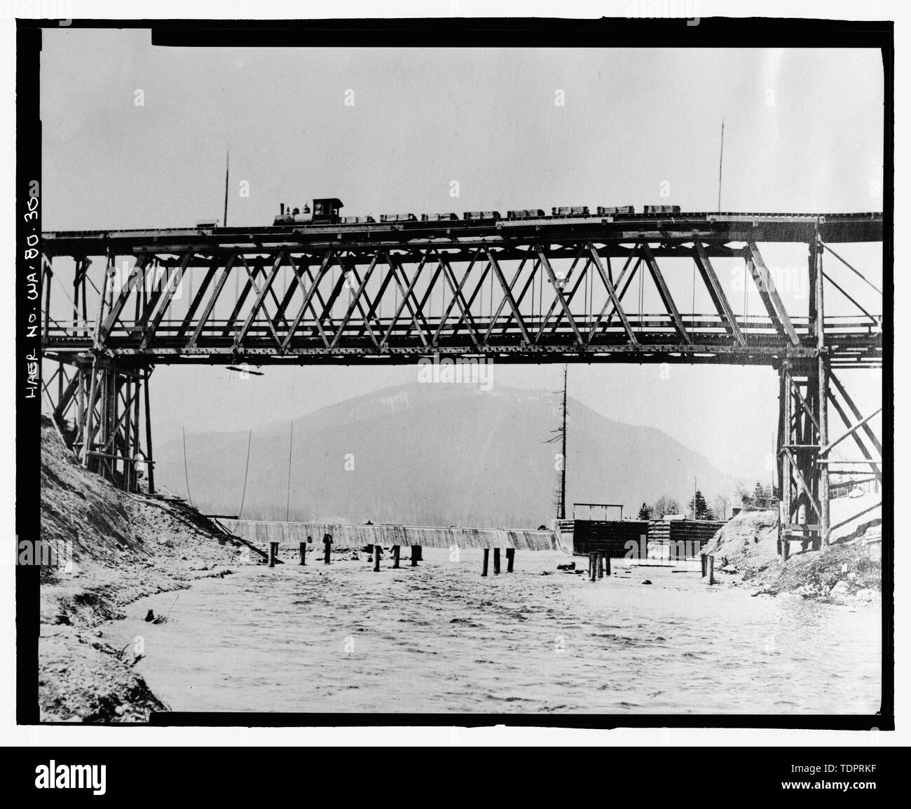 Fotografische Kopie von Foto, Fotograf unbekannt, 29. April 1914 (original Drucken bei US-Büro der Reklamation oberen Columbia Bereich Büro, Yakima, im Bundesstaat Washington). Brücke abgeschlossen. - Keechelus Dam, Yakima Fluss, 10 km nordwestlich von Easton, Easton, Kittitas County, WA; US-Büro der Reklamation; Edel, T A; Charles, L J; Swigart, Charles H; Baldwin, E H; Crownover, C E; Fraserdesign, Auftragnehmer; Louter, David, Sender; Fraser, Clayton B, Fotograf Stockfoto