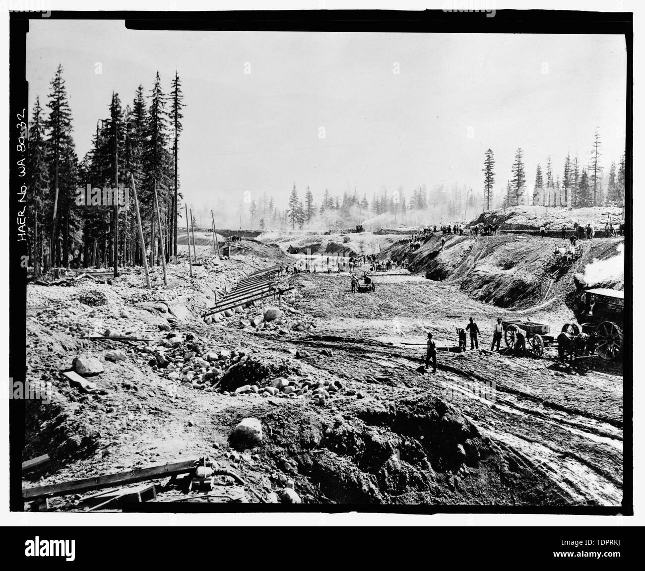 Fotografische Kopie von Foto, Fotograf unbekannt, 29. Juni 1914 (Original drucken bei US-Büro der Reklamation oberen Columbia Bereich Büro, Yakima, im Bundesstaat Washington). Gebäude Böschung. Ein Abschnitt der Stiftung und riprap Rock wird auf der linken Seite angezeigt. - Keechelus Dam, Yakima Fluss, 10 km nordwestlich von Easton, Easton, Kittitas County, WA; US-Büro der Reklamation; Edel, T A; Charles, L J; Swigart, Charles H; Baldwin, E H; Crownover, C E; Fraserdesign, Auftragnehmer; Louter, David, Sender; Fraser, Clayton B, Fotograf Stockfoto
