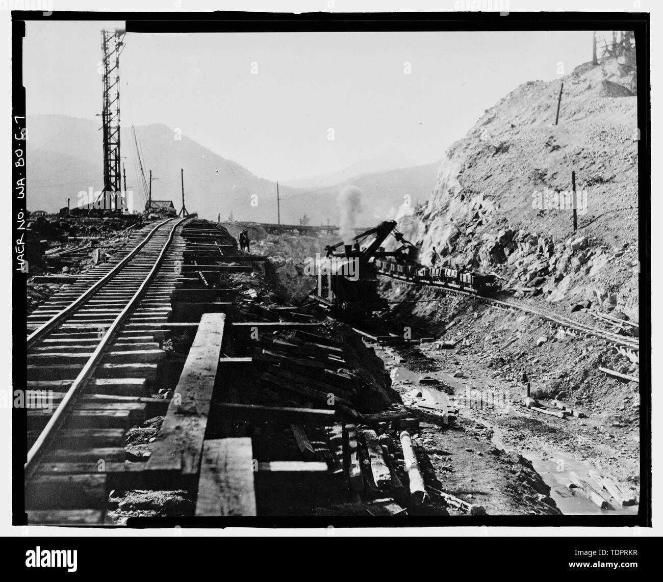 Fotografische Kopie von Foto, Fotograf unbekannt, 29. September 1916 (original Drucken bei US-Büro der Reklamation oberen Columbia Bereich Büro, Yakima, im Bundesstaat Washington). Letzten Schnitt für Dampf Schaufel in Abflußkanal. - Keechelus Dam Spillway, Yakim Fluss, 10 km nordwestlich von Easton, Easton, Kittitas County, WA; US-Büro der Reklamation; Fraserdesign, Auftragnehmer; Louter, David, Sender; Fraser, Clayton B, Fotograf; Wilson, J Thomas, Fotograf Stockfoto