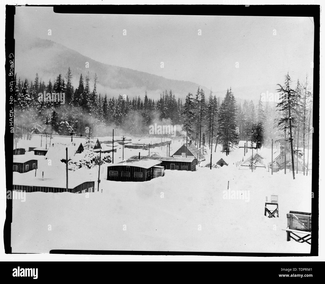 Fotografische Kopie von Foto, Fotograf unbekannt, 5. Februar 1914 (original Drucken bei US-Büro der Reklamation oberen Columbia Bereich Büro, Yakima, im Bundesstaat Washington). Allgemeine Ansicht des Lagers im Winter. - Keechelus Dam, Yakima Fluss, 10 km nordwestlich von Easton, Easton, Kittitas County, WA; US-Büro der Reklamation; Edel, T A; Charles, L J; Swigart, Charles H; Baldwin, E H; Crownover, C E; Fraserdesign, Auftragnehmer; Louter, David, Sender; Fraser, Clayton B, Fotograf Stockfoto