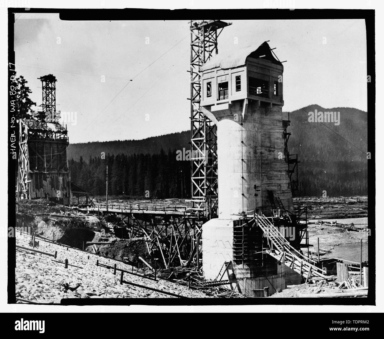 Fotografische Kopie von Foto, Fotograf unbekannt, 5. September 1916 (original Drucken bei US-Büro der Reklamation oberen Columbia Bereich Büro, Yakima, im Bundesstaat Washington). Gate Tower, Auslass kanal. - Keechelus Dam, Outlet Turm, Yakim Fluss, 10 km nordwestlich von Easton, Easton, Kittitas County, WA; US-Büro der Reklamation; Fraserdesigns, Auftragnehmer; Louter, David, Sender; Fraser, Clayton B, Fotograf; Wilson, J Thomas, Fotograf Stockfoto