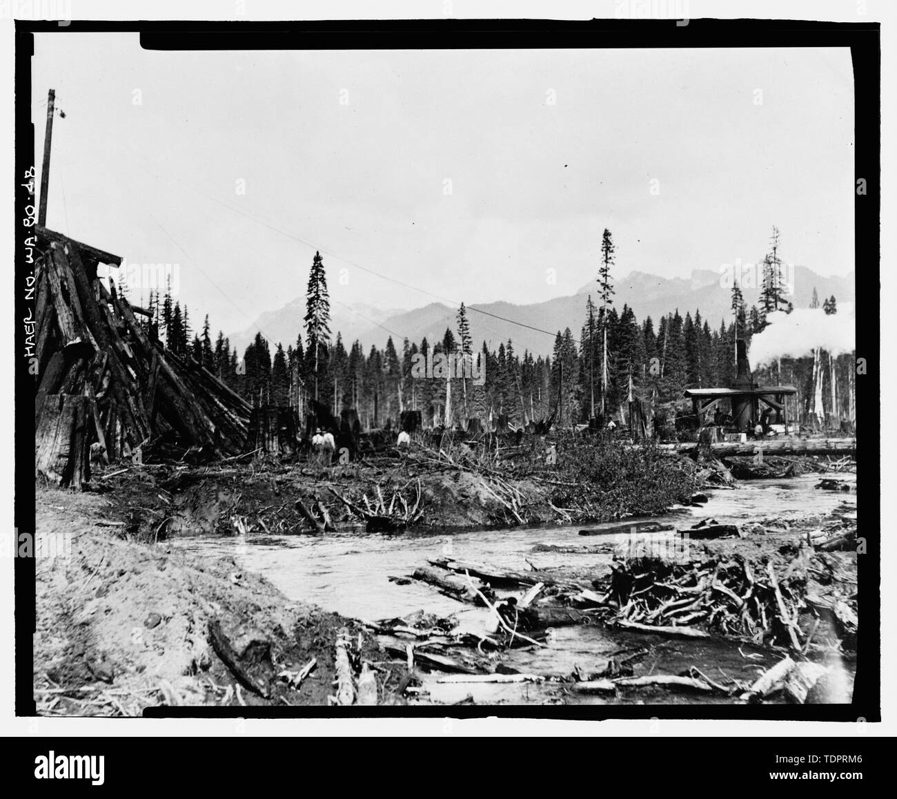 Fotografische Kopie von Foto, Fotograf unbekannt, 5. September 1916 (original Drucken bei US-Büro der Reklamation oberen Columbia Bereich Büro, Yakima, im Bundesstaat Washington). Piling Protokolle mit Washington Esel. - Keechelus Dam, Yakima Fluss, 10 km nordwestlich von Easton, Easton, Kittitas County, WA; US-Büro der Reklamation; Edel, T A; Charles, L J; Swigart, Charles H; Baldwin, E H; Crownover, C E; Fraserdesign, Auftragnehmer; Louter, David, Sender; Fraser, Clayton B, Fotograf Stockfoto