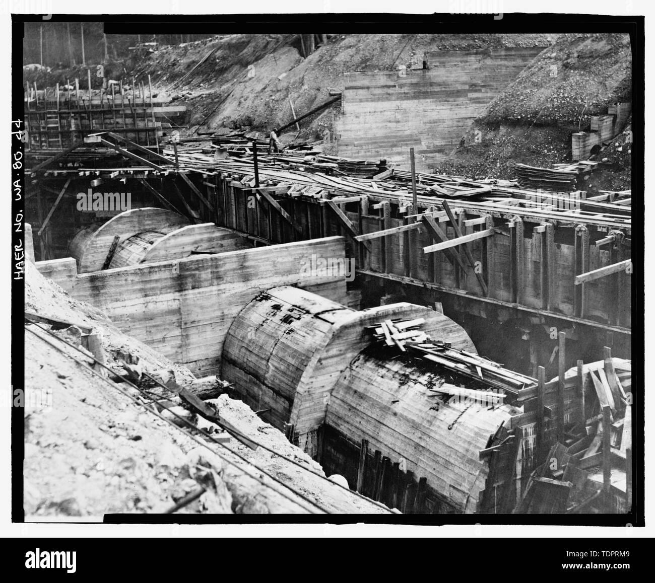 Fotografische Kopie von Foto, Fotograf unbekannt, 8 September 1915 (original Drucken bei US-Büro der Reklamation oberen Columbia Bereich Büro, Yakima, im Bundesstaat Washington). Conduit mit großen Kragen und corewall im Hintergrund. - Keechelus Dam, Yakima Fluss, 10 km nordwestlich von Easton, Easton, Kittitas County, WA; US-Büro der Reklamation; Edel, T A; Charles, L J; Swigart, Charles H; Baldwin, E H; Crownover, C E; Fraserdesign, Auftragnehmer; Louter, David, Sender; Fraser, Clayton B, Fotograf Stockfoto