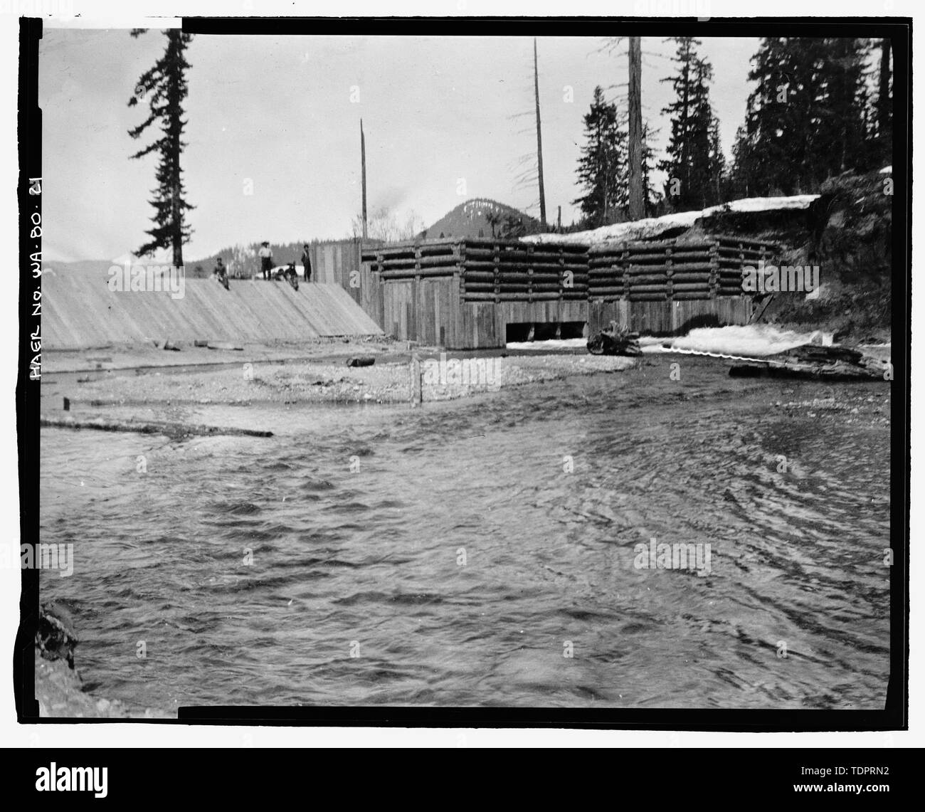 Fotografische Kopie von Foto, Fotograf unbekannt, März 1907 (original Drucken bei US-Büro der Reklamation oberen Columbia Bereich Büro, Yakima, im Bundesstaat Washington). Keechelus Krippe-damm. Übersicht Tore und abflußkanal von unten. - Keechelus Dam, Yakima Fluss, 10 km nordwestlich von Easton, Easton, Kittitas County, WA; US-Büro der Reklamation; Edel, T A; Charles, L J; Swigart, Charles H; Baldwin, E H; Crownover, C E; Fraserdesign, Auftragnehmer; Louter, David, Sender; Fraser, Clayton B, Fotograf Stockfoto