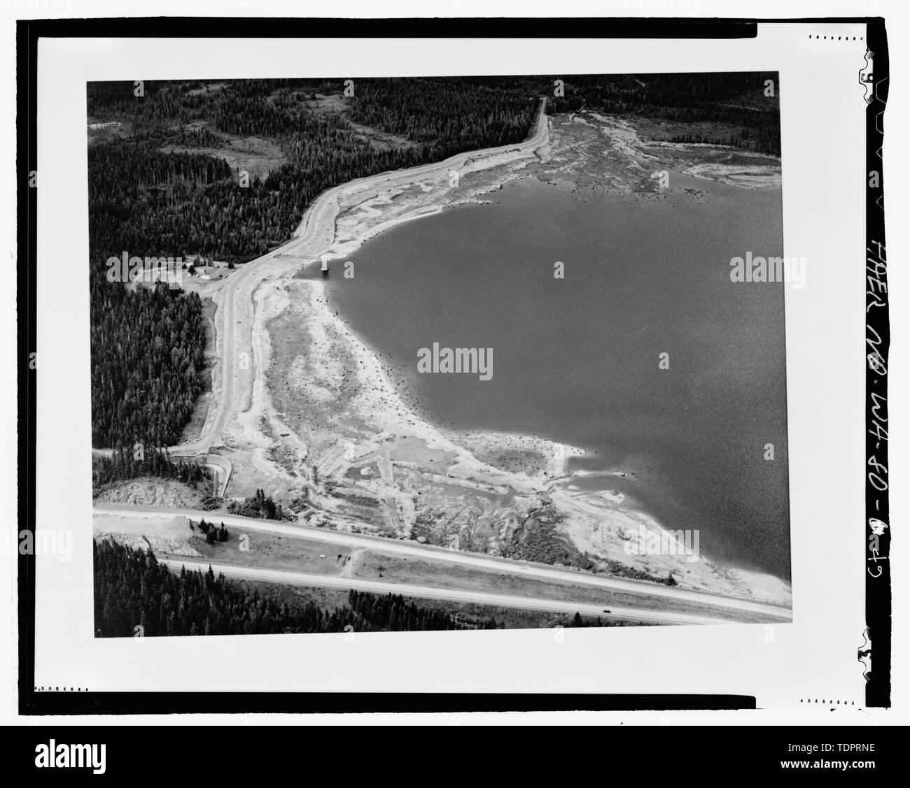 Fotografische Kopie von Foto, Fotograf unbekannt, Datum unbekannt (original Drucken bei US-Büro der Reklamation Pacific Northwest Region Office, Boise, Idaho entfernt). Luftaufnahme, Keechelus Dam, vor Gesicht. - Keechelus Dam, Yakima Fluss, 10 km nordwestlich von Easton, Easton, Kittitas County, WA; US-Büro der Reklamation; Edel, T A; Charles, L J; Swigart, Charles H; Baldwin, E H; Crownover, C E; Fraserdesign, Auftragnehmer; Louter, David, Sender; Fraser, Clayton B, Fotograf Stockfoto
