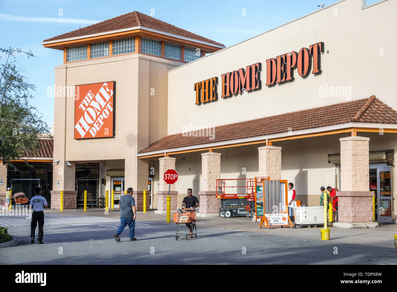 Florida Miami The Home Depot Hardware Grosse Box Speichern Papier Produkt Gang Wc Tissuepapier Papier Handtucher Bounty Charmin Marken Regal Regal Regal Regal Regal Stockfotografie Alamy