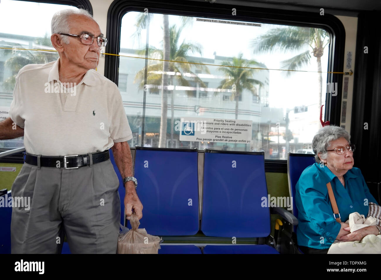 Miami Beach Florida, Washington Avenue, Miami-Dade Metrobus, an Bord, bevorzugte Sitzplätze für Behinderte, Fahrgäste, Männer, Männer, Frauen, Senioren Stockfoto