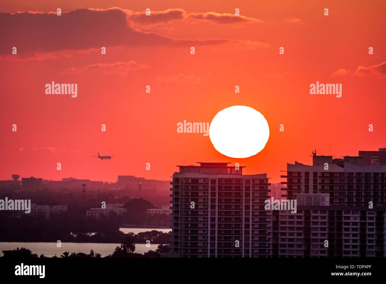 Miami Florida, Biscayne Bay, North Bay Village Island, Sonnenuntergang, ankommendes Flugzeug, kommerzieller Linienflugzeug, MIA, Gebäude, untergehende Sonne, FL190104090 Stockfoto