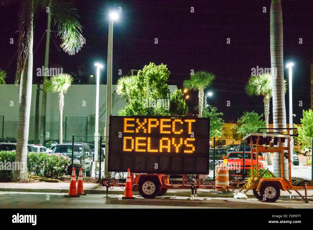 Miami Beach Florida, North Beach, variabler Nachrichtenschild VMS-Trailer, erwartet Verspätungen Verkehrshinweis, Nacht, FL190424019 Stockfoto
