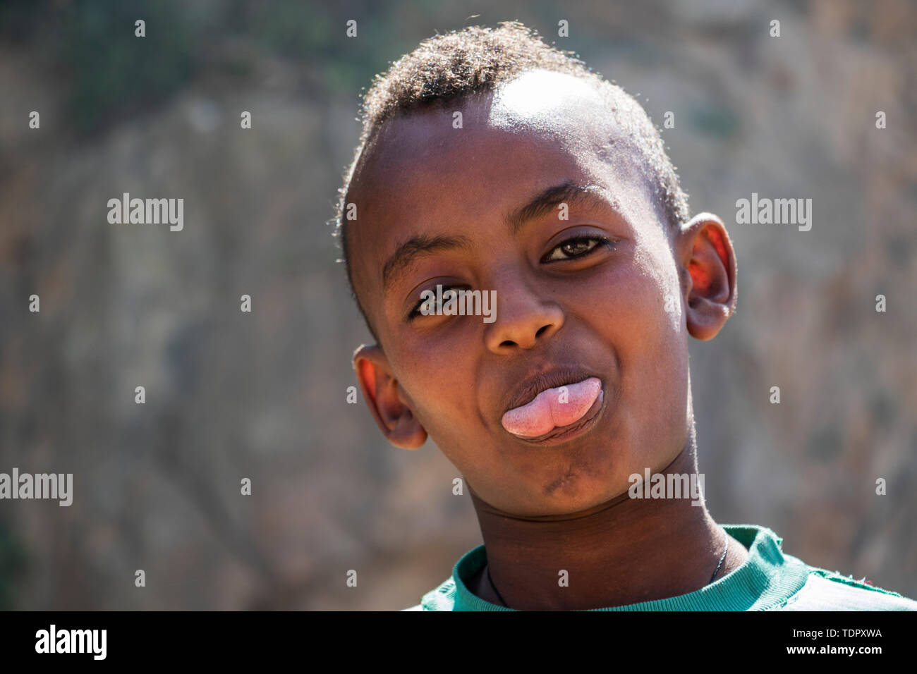 Eritreische Junge heraus seine Zunge für die Kamera; Arbaroba, zentrale Provinz, Eritrea Stockfoto