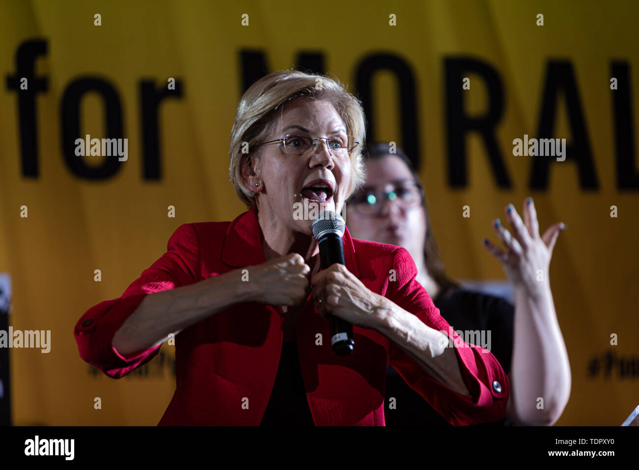 Demokratische Präsidentschaftswahlen?? Kandidat sen Elizabeth Warren (D-MA) an die armen Leute die Kampagne des sittlichen Handelns Kongress?.? Am 17. Juni 2019, neun demokratischen Präsidentschaftswahlen Kandidaten??? sprach am Eröffnungstag der armen Menschen an der Kampagne von Drei-? Tag moralisches Handeln Kongress. ???,?, Die von der Drehzahl angeführt. Dr. William Friseur II und Dr. Liz Theoharis?,? ? Schließt? Schulungen organisieren??? ? Stromversorgung in einkommensschwachen Gemeinden überall im Land zu errichten und eine Anhörung vor dem Haus Haushaltsausschusses.? (Foto von Michael Nigro/Pacific Press) Stockfoto