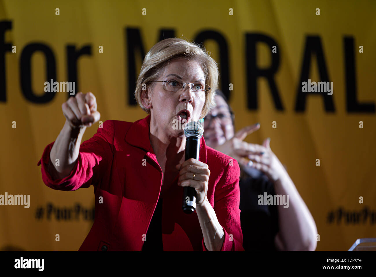 Demokratische Präsidentschaftswahlen?? Kandidat sen Elizabeth Warren (D-MA) an die armen Leute die Kampagne des sittlichen Handelns Kongress?.? Am 17. Juni 2019, neun demokratischen Präsidentschaftswahlen Kandidaten??? sprach am Eröffnungstag der armen Menschen an der Kampagne von Drei-? Tag moralisches Handeln Kongress. ???,?, Die von der Drehzahl angeführt. Dr. William Friseur II und Dr. Liz Theoharis?,? ? Schließt? Schulungen organisieren??? ? Stromversorgung in einkommensschwachen Gemeinden überall im Land zu errichten und eine Anhörung vor dem Haus Haushaltsausschusses.? (Foto von Michael Nigro/Pacific Press) Stockfoto
