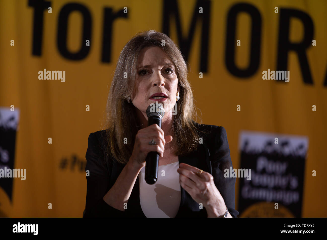 Washington Dc, USA. 17 Juni, 2019. Demokratische Präsidentschaftswahlen?? Kandidat Marianne Williamson? ? An die armen Leute die Kampagne des sittlichen Handelns Kongress?.? Am 17. Juni 2019, neun demokratischen Präsidentschaftswahlen Kandidaten??? sprach am Eröffnungstag der armen Menschen an der Kampagne von Drei-? Tag moralisches Handeln Kongress. ???,?, Die von der Drehzahl angeführt. Dr. William Friseur II und Dr. Liz Theoharis?,? ? Schließt? Schulungen organisieren??? ? Stromversorgung in einkommensschwachen Gemeinden überall im Land zu errichten und eine Anhörung vor dem Haus Haushaltsausschusses.? Quelle: Michael Nigro/Pacific Press/Alamy leben Nachrichten Stockfoto