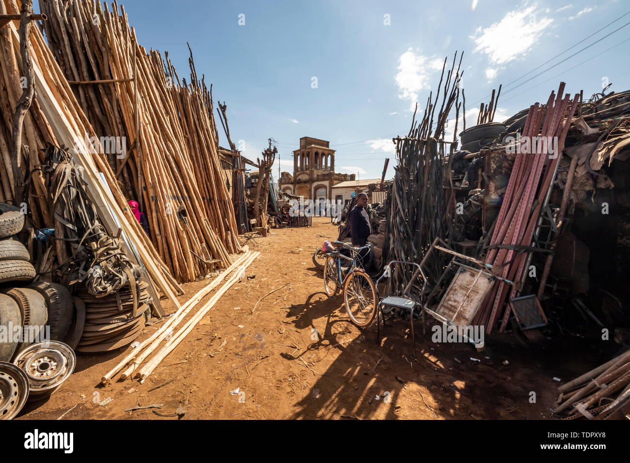 Medeber Markt, wo Handwerker alte Reifen und Dosen neue Artefakte zu recyceln, Asmara, Eritrea Stockfoto