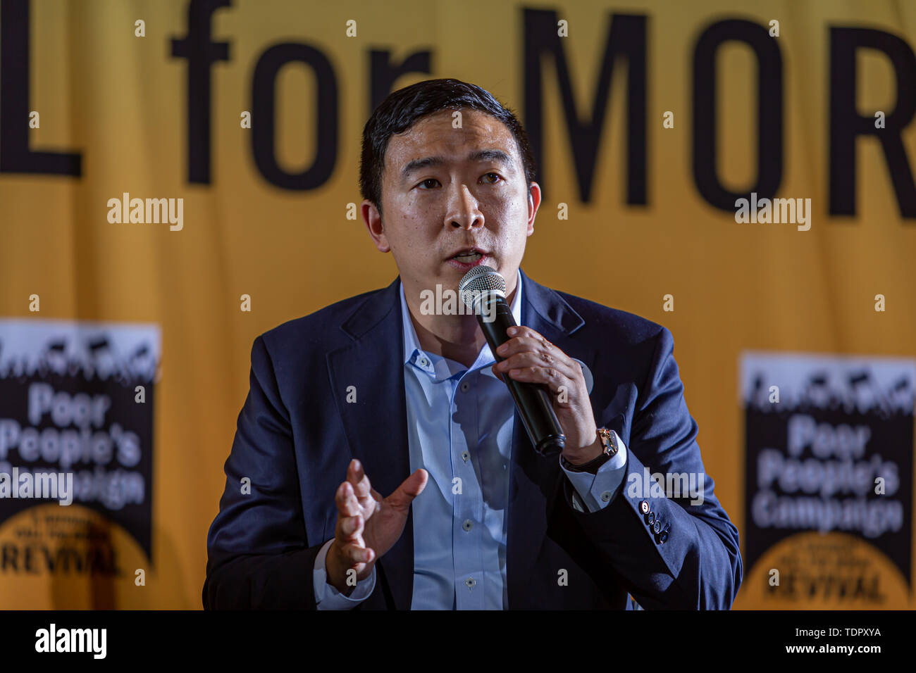 Washington Dc, USA. 17 Juni, 2019. Demokratisch?? Kandidaten Präsidenten Andrew Yang? ? An die armen Leute die Kampagne des sittlichen Handelns Kongress?.? Am 17. Juni 2019, neun demokratischen Präsidentschaftswahlen Kandidaten??? sprach am Eröffnungstag der armen Menschen an der Kampagne von Drei-? Tag moralisches Handeln Kongress. ???,?, Die von der Drehzahl angeführt. Dr. William Friseur II und Dr. Liz Theoharis?,? ? Schließt? Schulungen organisieren??? ? Stromversorgung in einkommensschwachen Gemeinden überall im Land zu errichten und eine Anhörung vor dem Haushaltsausschuss. Quelle: Michael Nigro/Pacific Press/Alamy leben Nachrichten Stockfoto